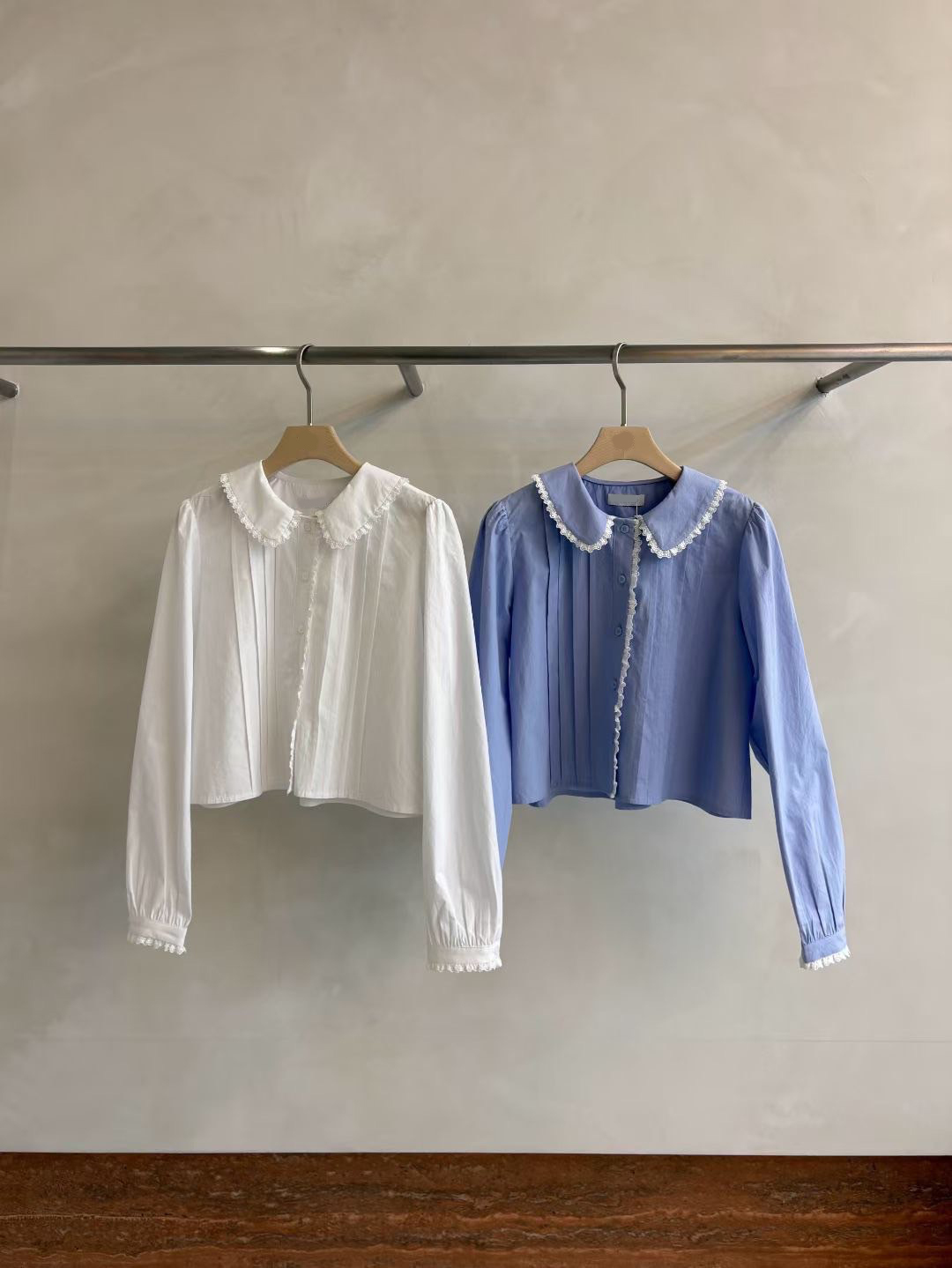 白色蕾絲滾邊領片造型排釦上衣 / 2色