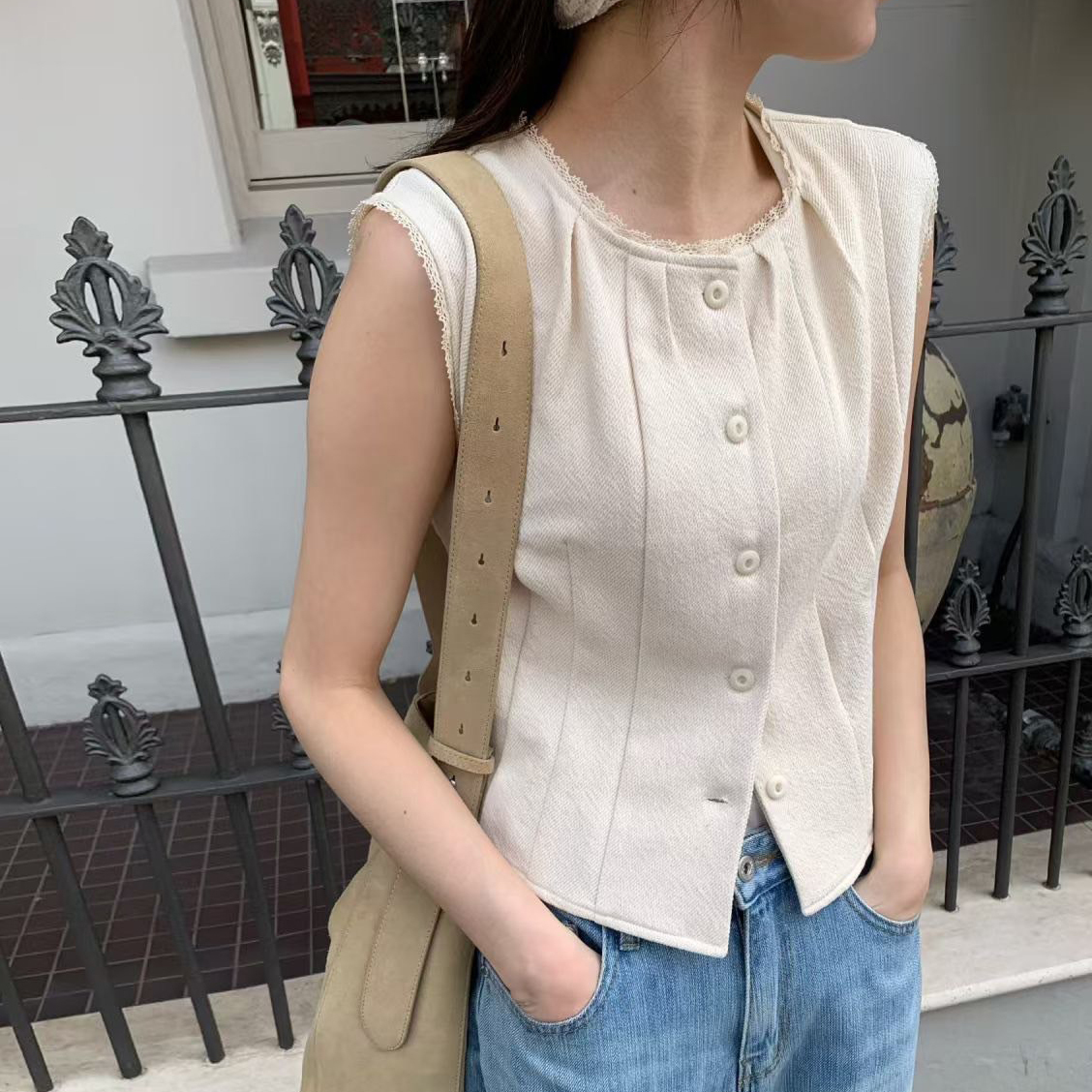 蕾絲滾邊圓領壓摺感排釦背心上衣外套 / 2色