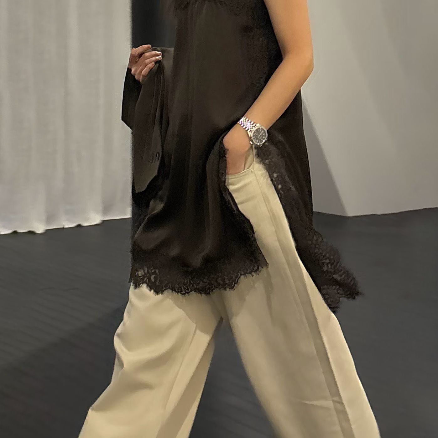 浪漫氣息蕾絲滾邊細肩帶側開衩長版背心 / 3色