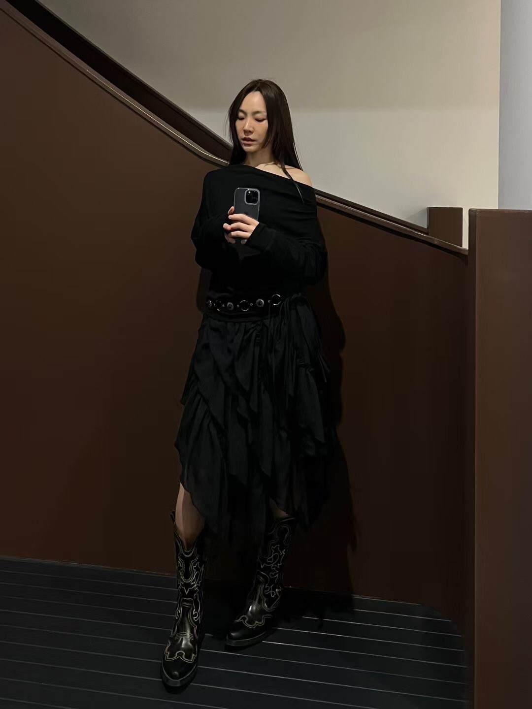 氣質女子單邊露肩造型長袖上衣 / 2色