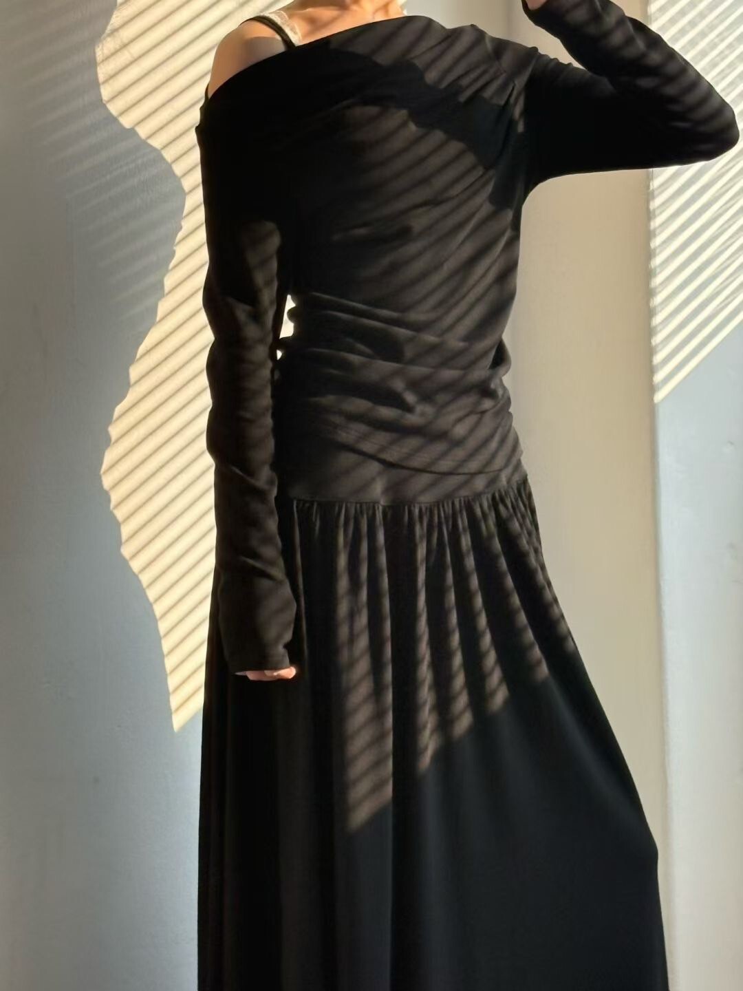 抓摺感單邊露肩造型上衣+長裙SET / 2色