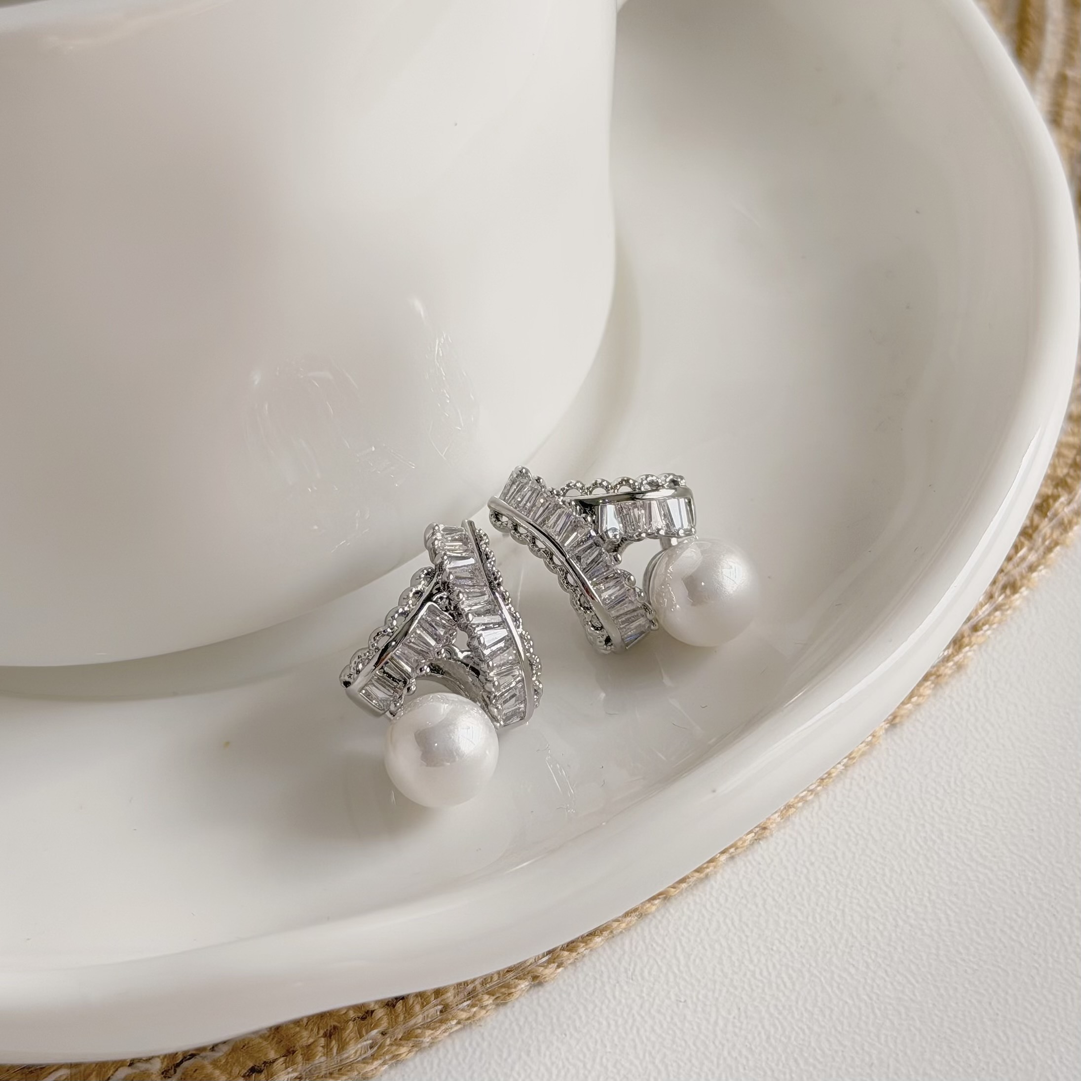 A287蕾絲邊鋯石交叉珍珠c字圈