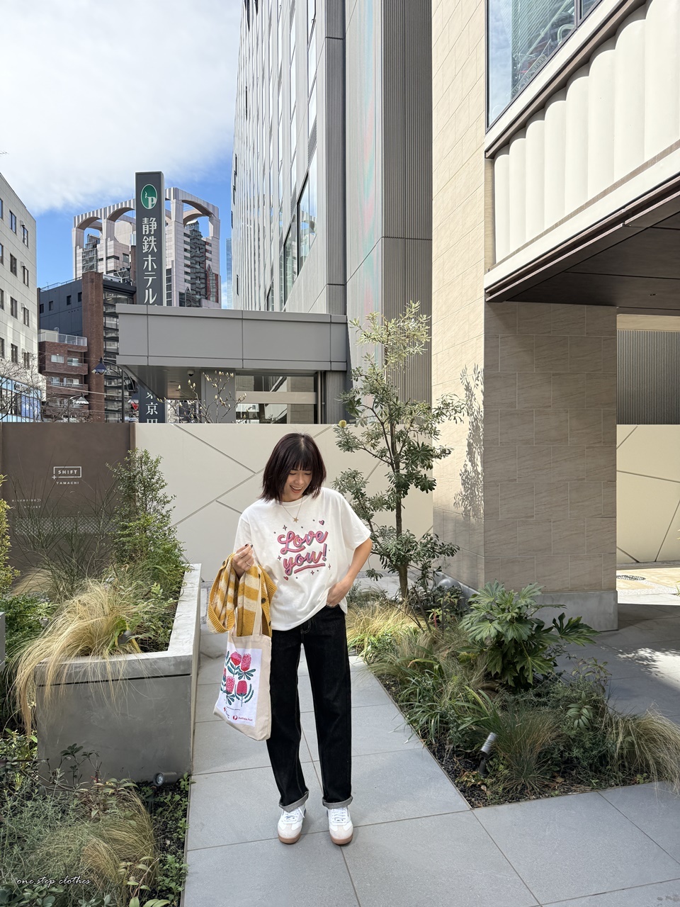 正韓彩虹LOVE字母上衣