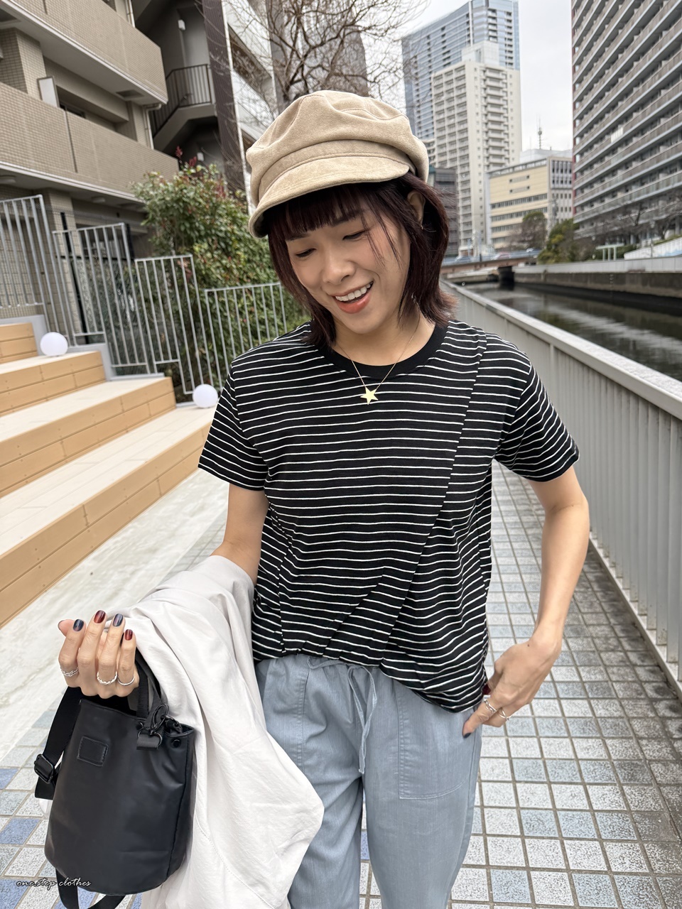 正韓下襬抓皺橫條上衣 (黑)