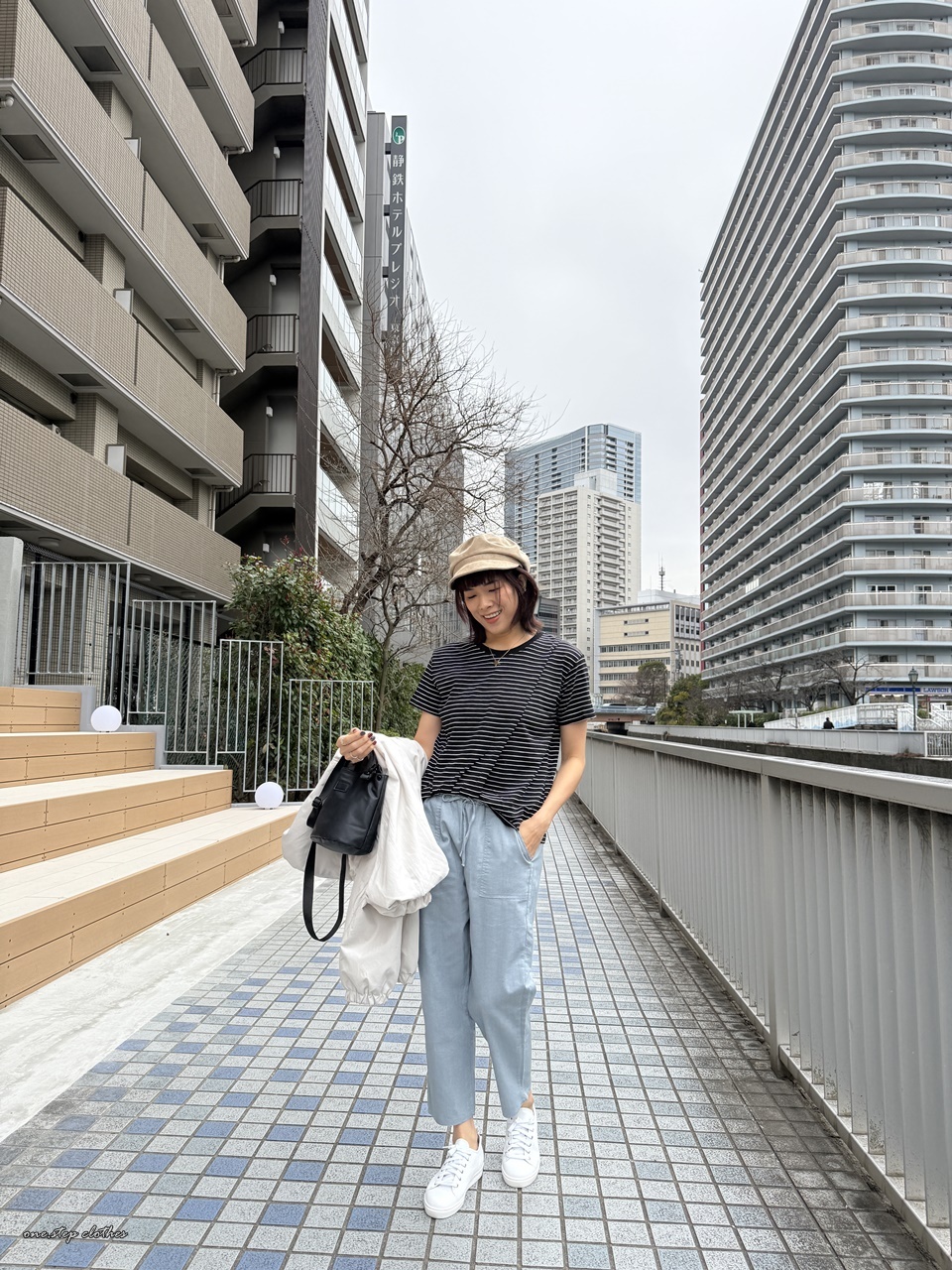 正韓下襬抓皺橫條上衣 (黑)