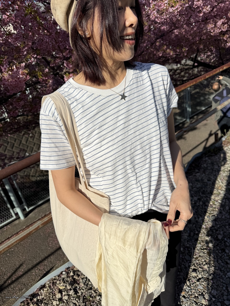 正韓下襬抓皺橫條上衣 (白)