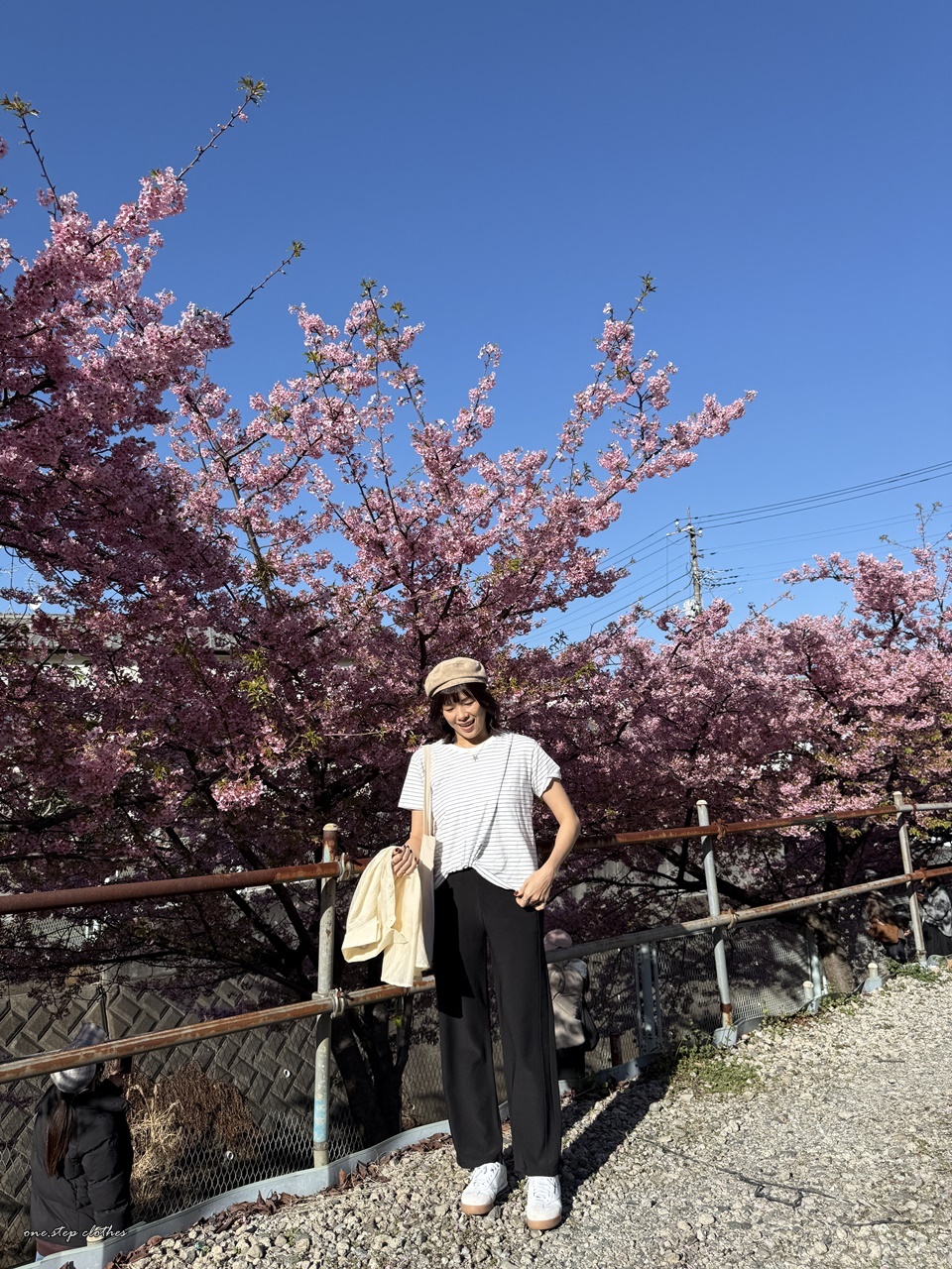 正韓下襬抓皺橫條上衣 (白)