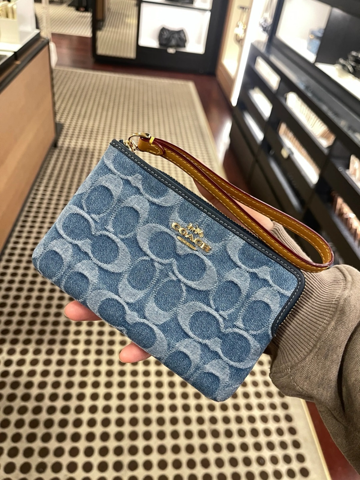 【預購】COACH CDF26 H031605 牛仔手拿包