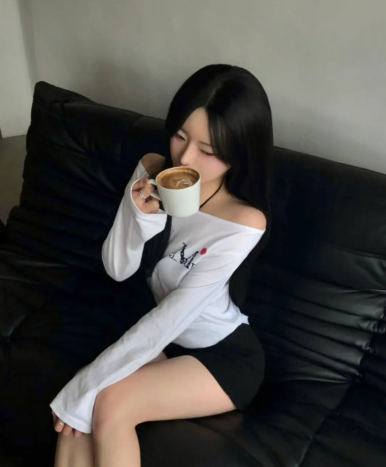 （現貨）韓牌 MUCENT LOVRITS 斑點愛心logo 斜肩 長袖 P0000BGR