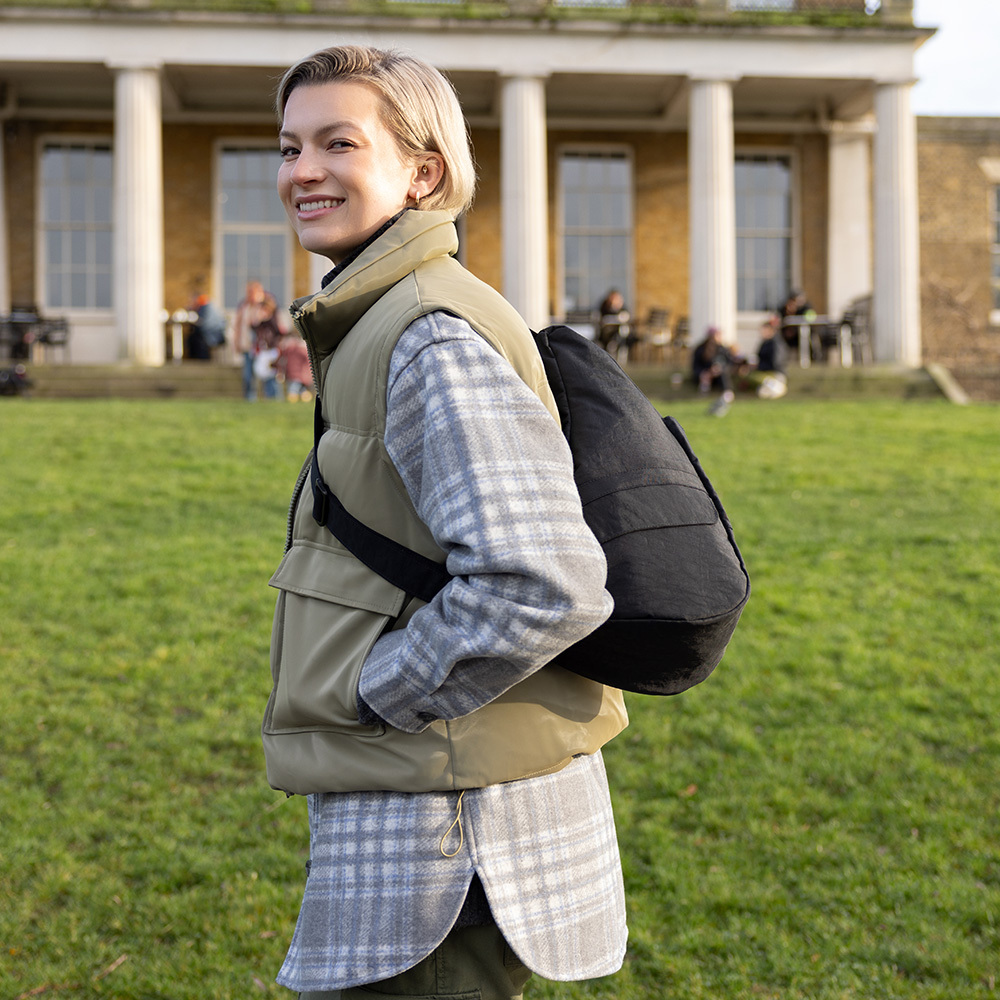 基本款 TEXTURED NYLON SMALL 斜背包-經典黑