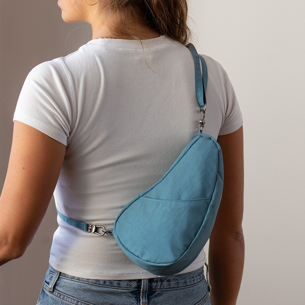 基本款 TEXTURED NYLON BAGLETT 斜背包-牛仔藍
