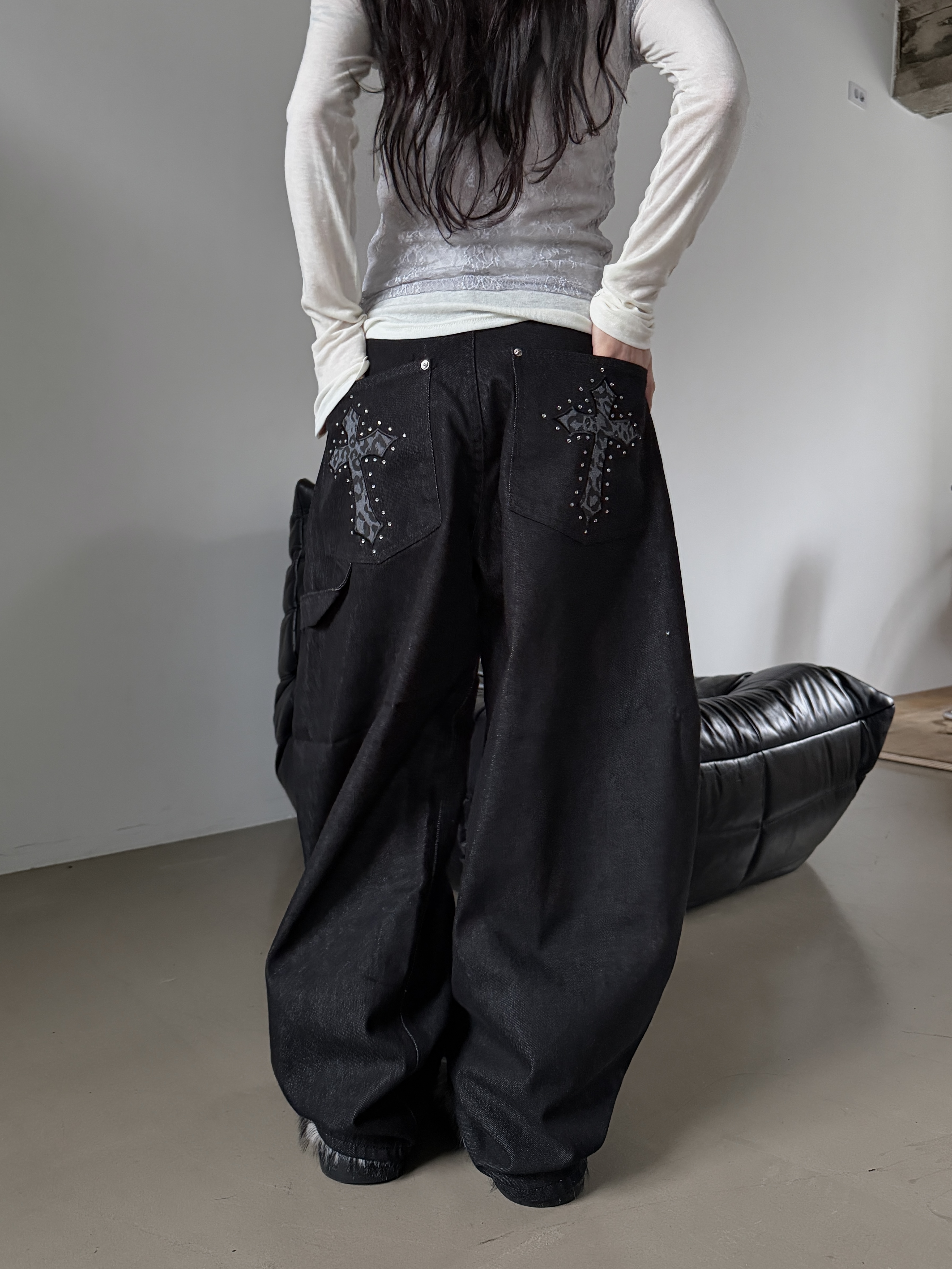 豹紋造型 十字卯釘 弧型牛仔褲