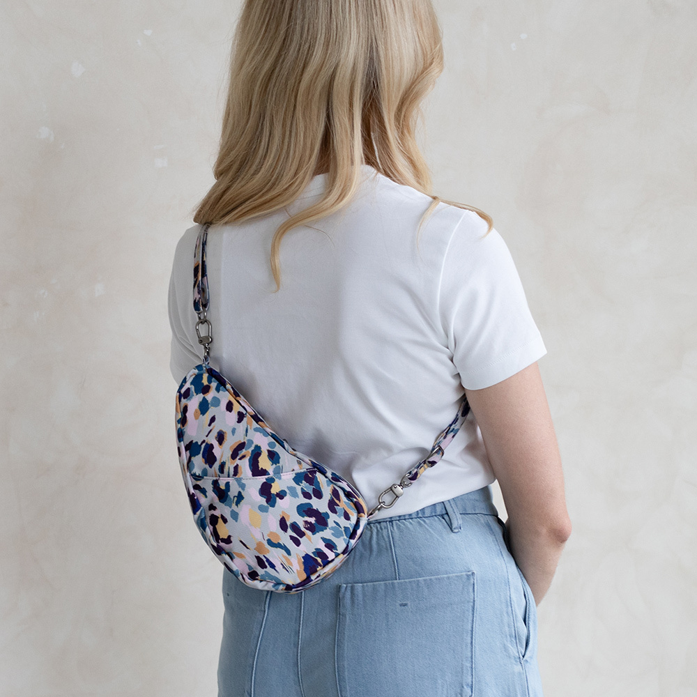 印花系列 RECYCLED PRINT BAGLETT 斜背包-曠野藍