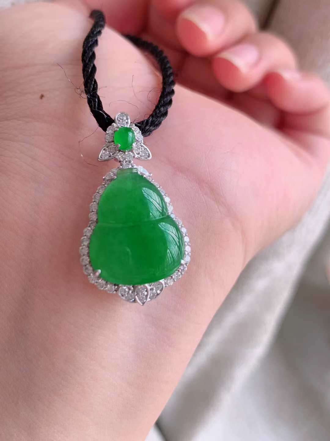 36411 翡翠冰種陽綠葫蘆吊墜