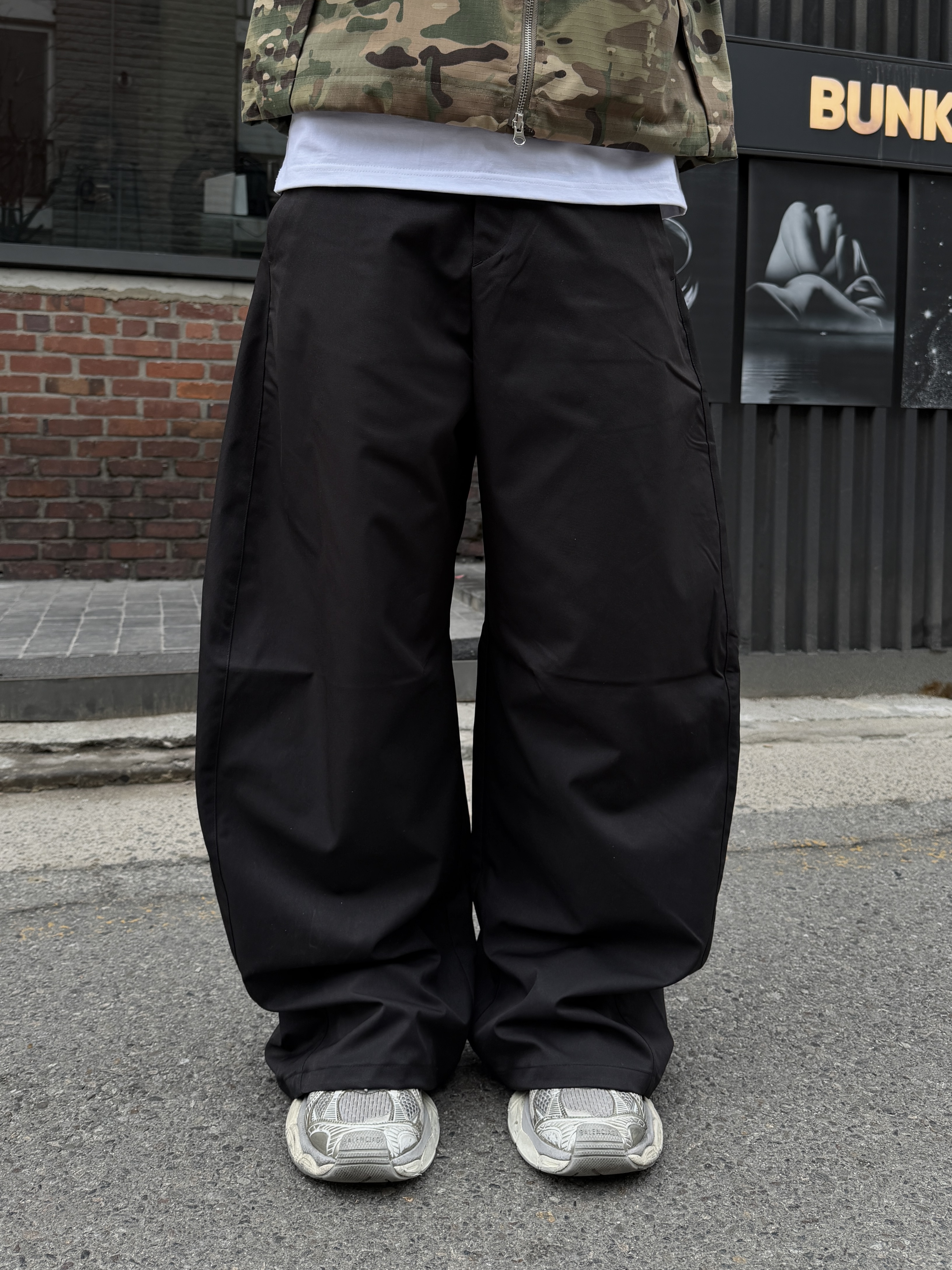 弧形剪裁 垂感滑面寬鬆長褲