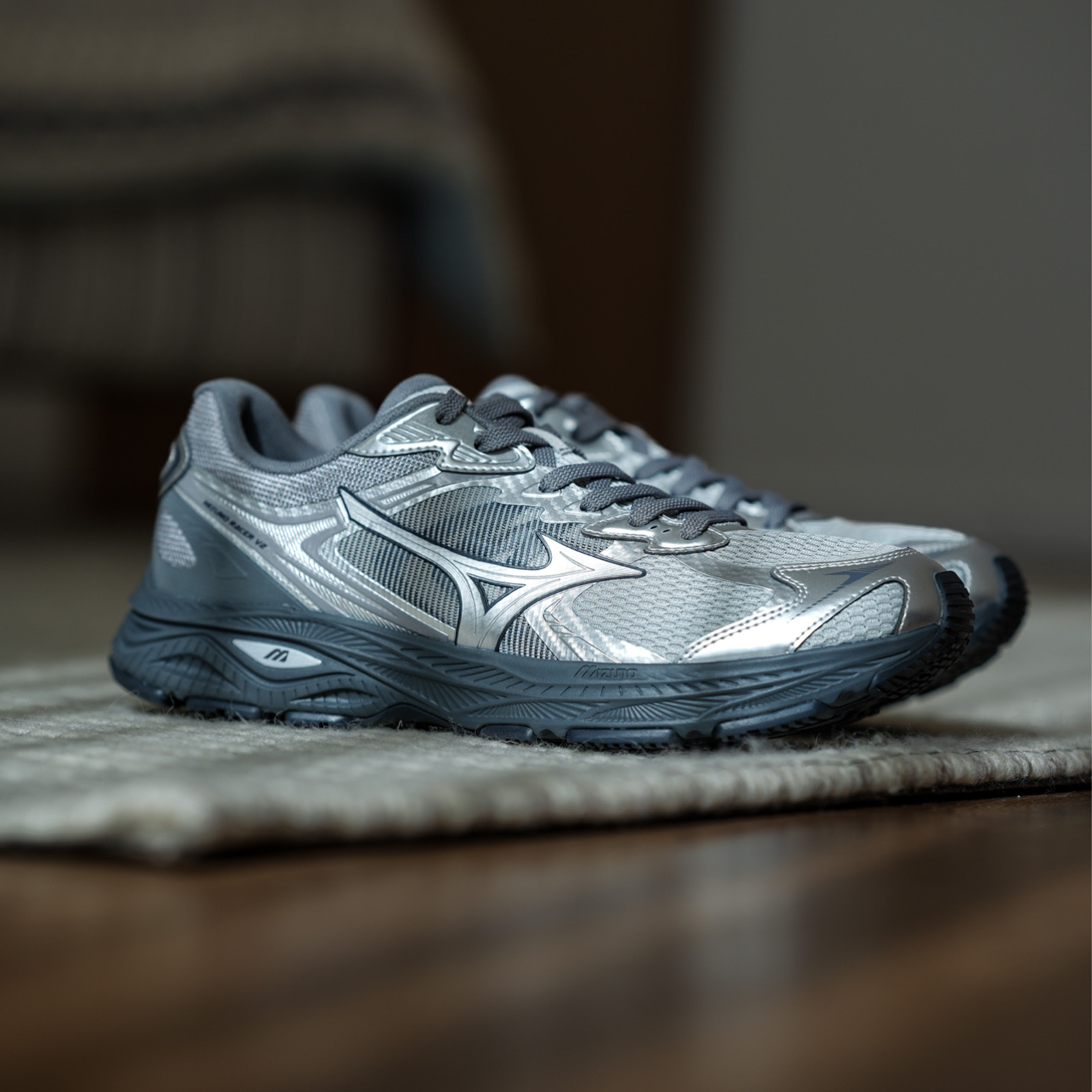 Mizuno 美津濃 Racer V2 金屬銀 深灰 米白 淺灰 Y2K 未來感 機能 復古跑鞋 D1GH250613 D1GH250607 D1GH250608