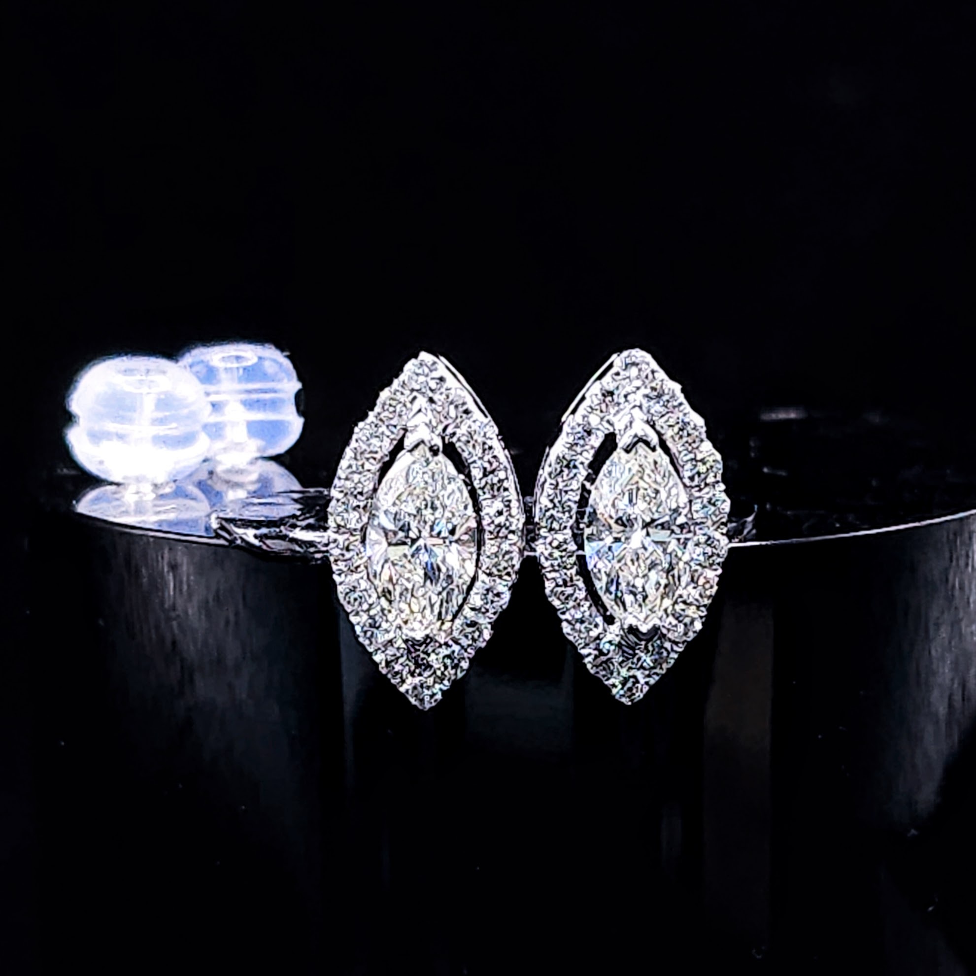 全新18K白金【主石79份欖尖形鑽石】配小鑽共1卡15份鑽石耳環