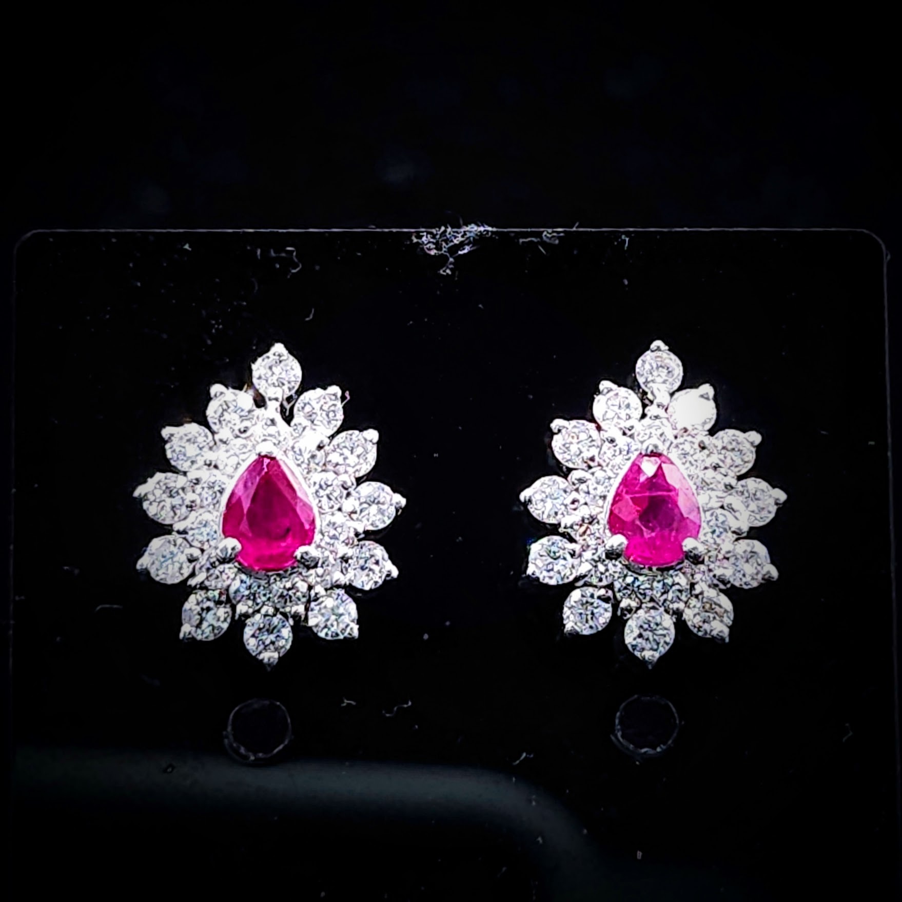 全新18K白金【主石68份紅寶石】配60份鑽石耳環