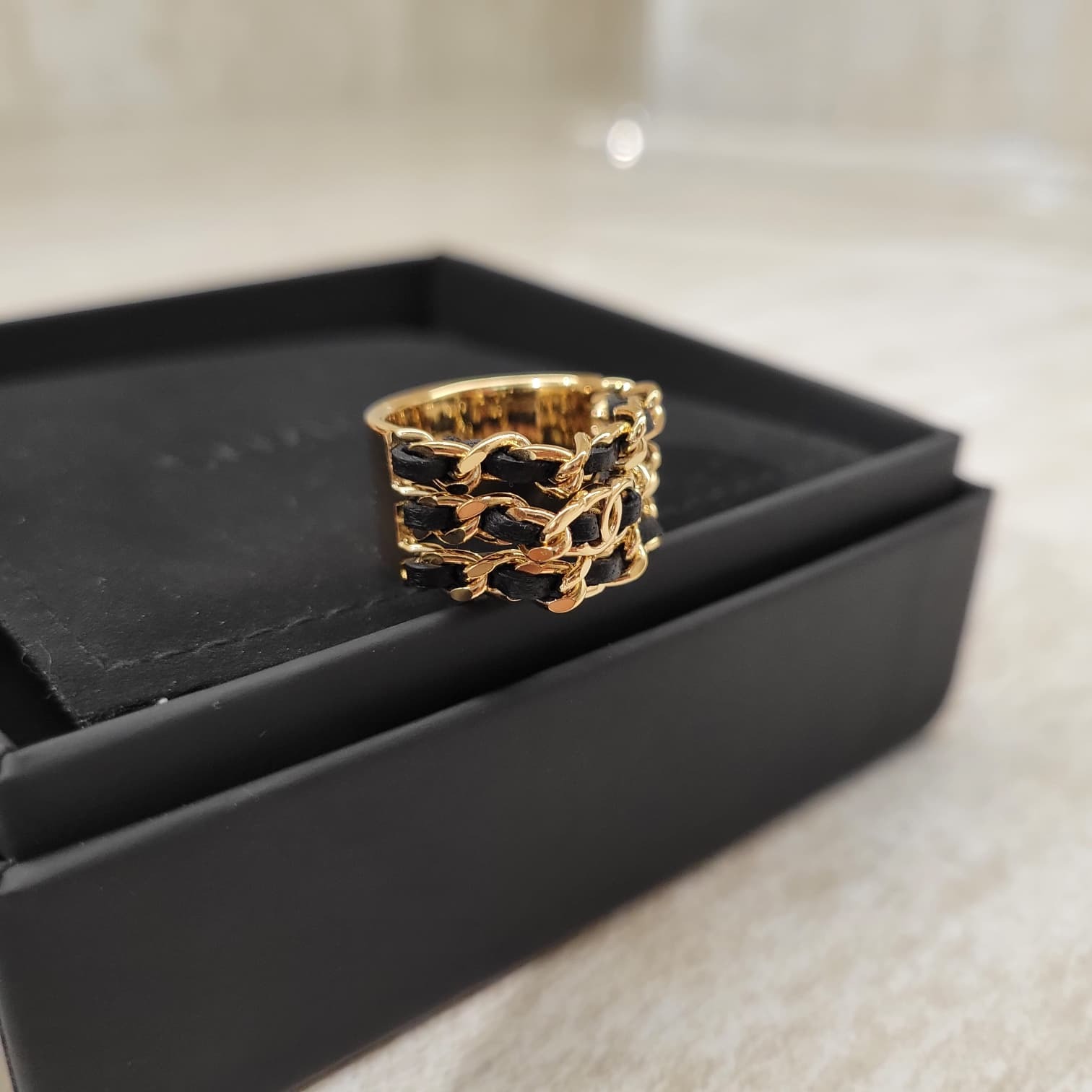 CHANEL ABH133 BLACK LEATHER GOLD RING 皮穿鏈