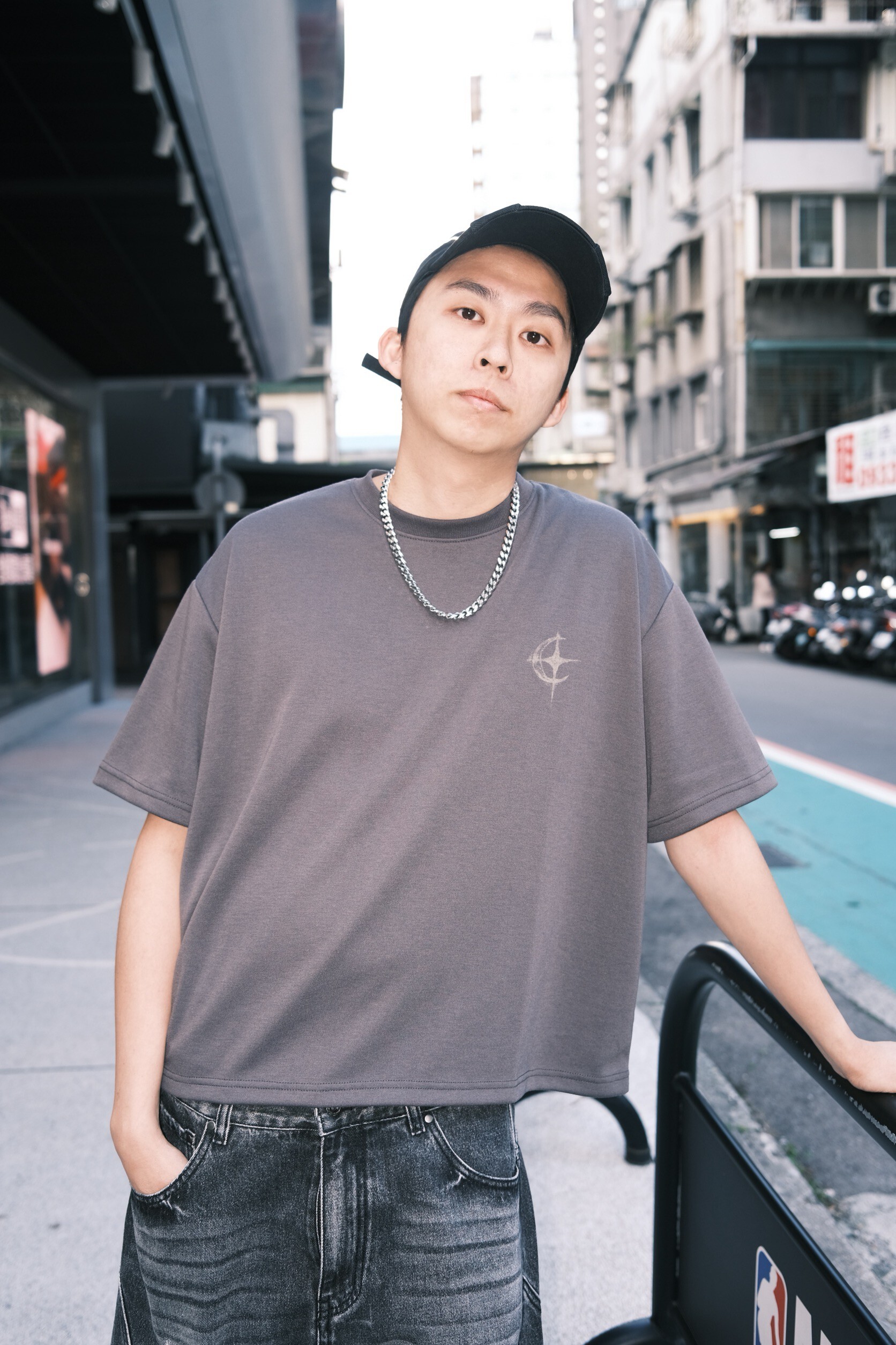 BOXY噴漆圖騰寬短T