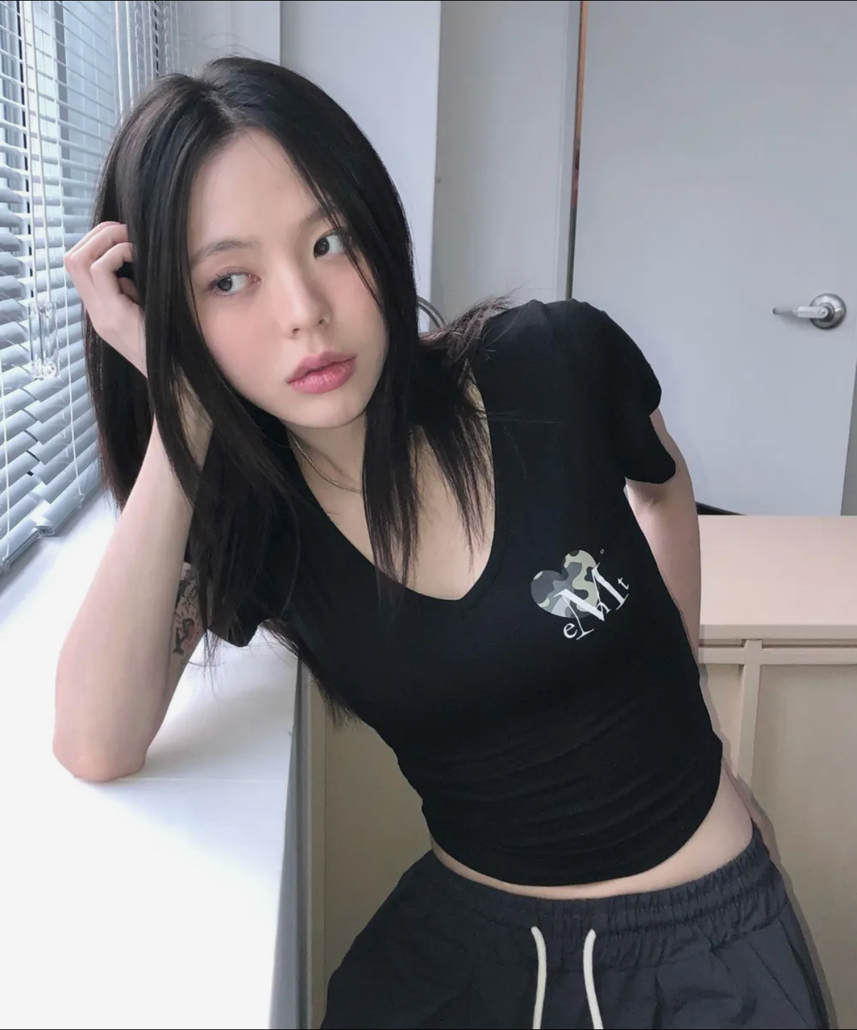 韓國🇰🇷連線 MUCENT V領迷彩印花短T 合身 短版 豹紋愛心 3色(任買兩件7-11免運)/預購