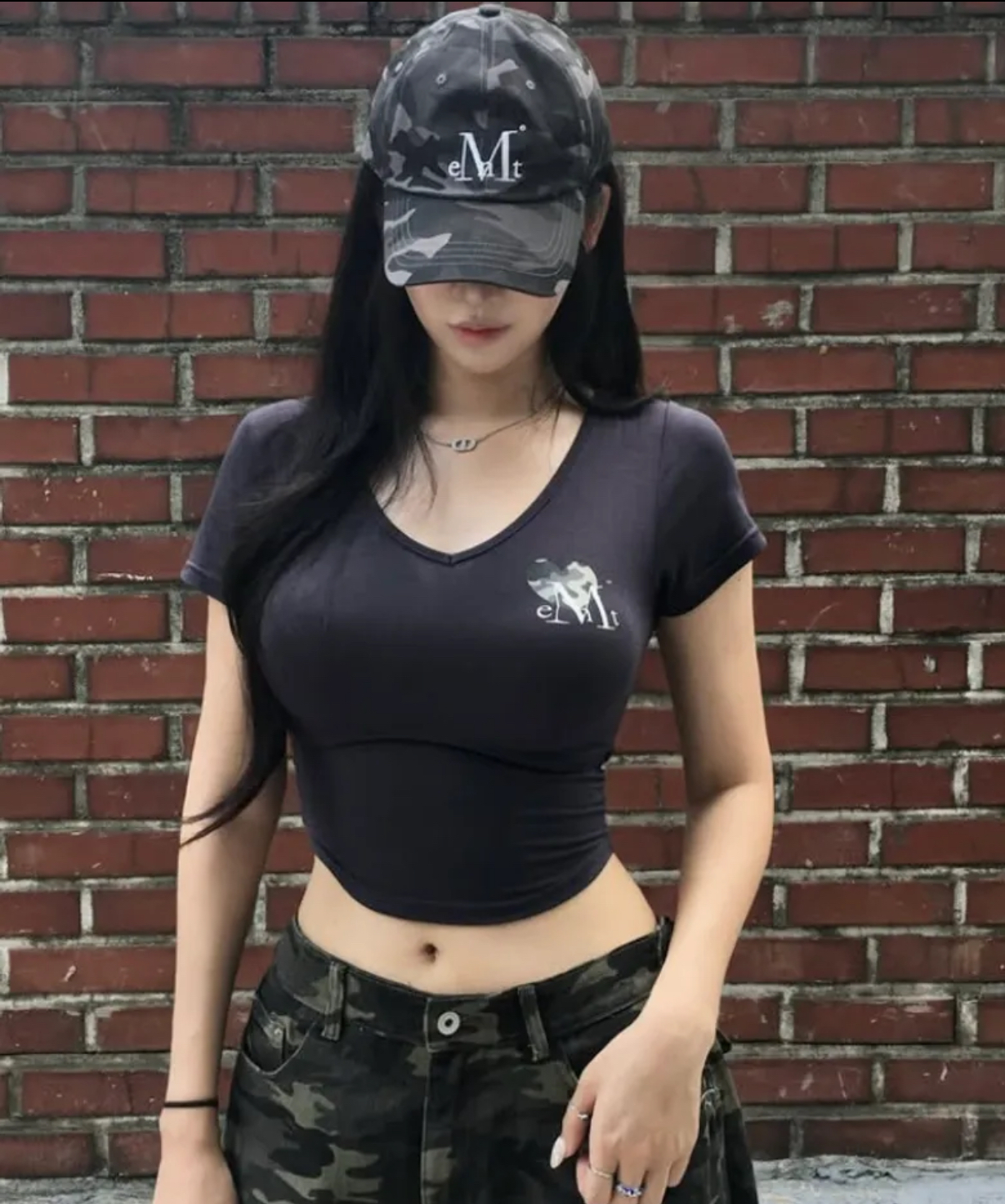 韓國🇰🇷連線 MUCENT V領迷彩印花短T 合身 短版 豹紋愛心 3色(任買兩件7-11免運)/預購