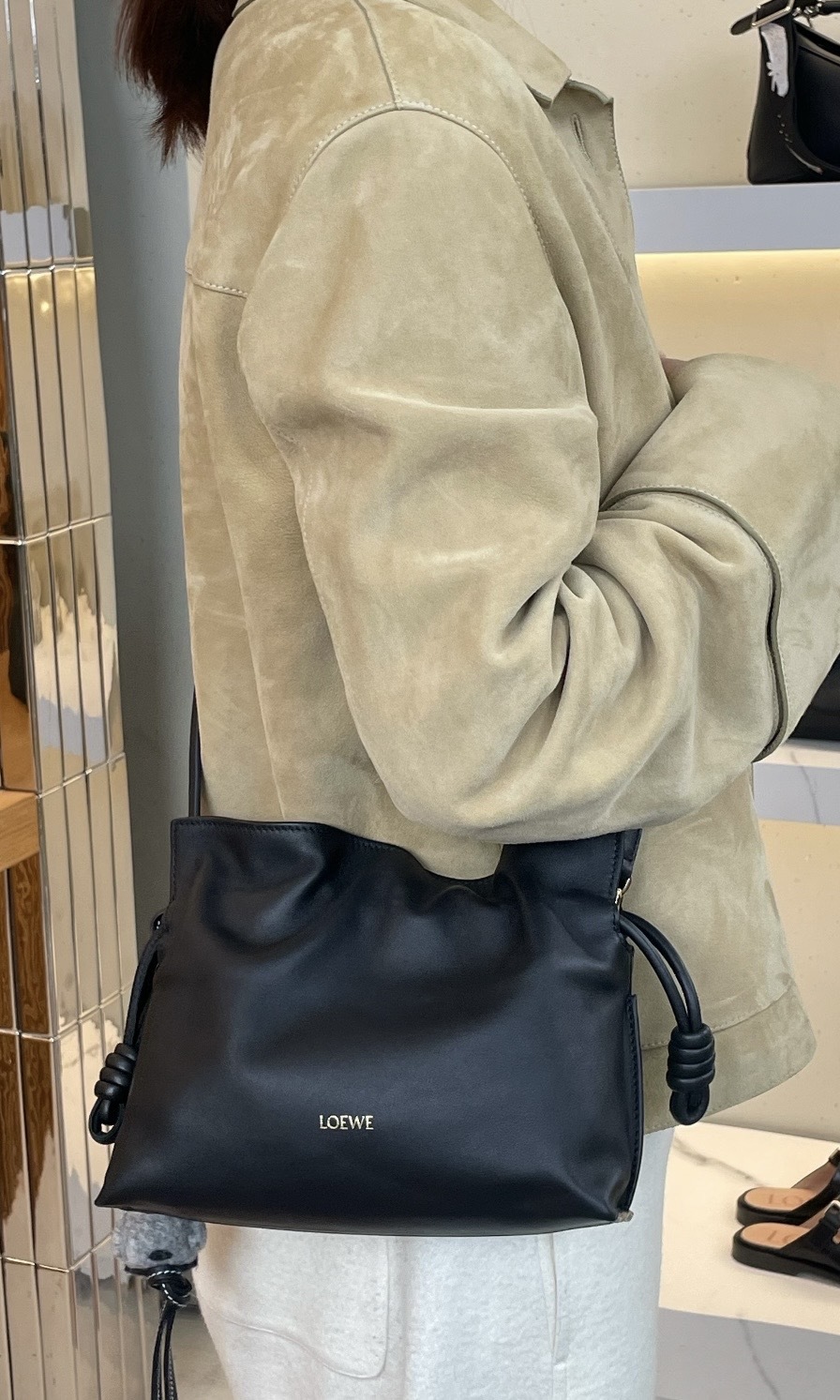 LOEWE Medium Flamenco 手袋