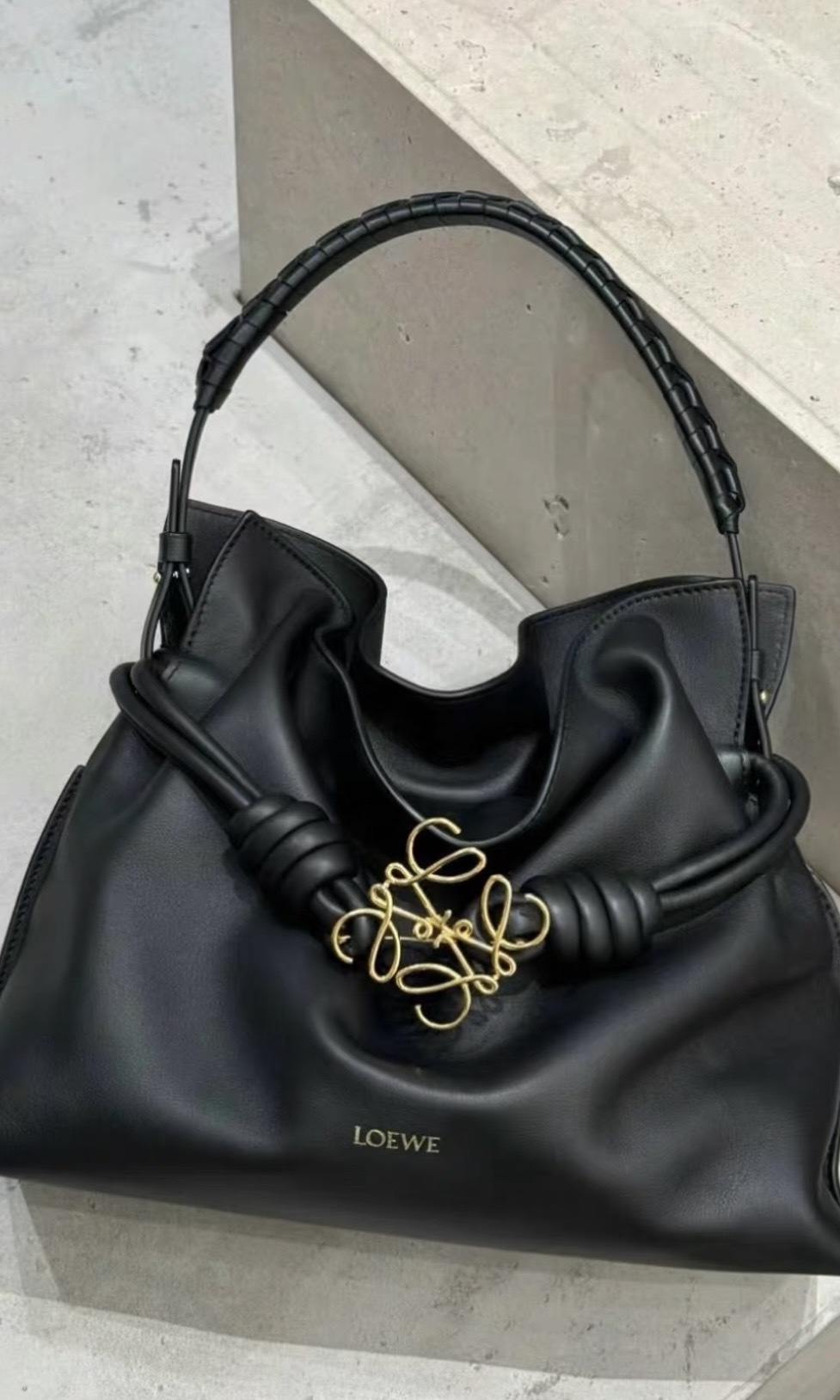 LOEWE Medium Flamenco 手袋