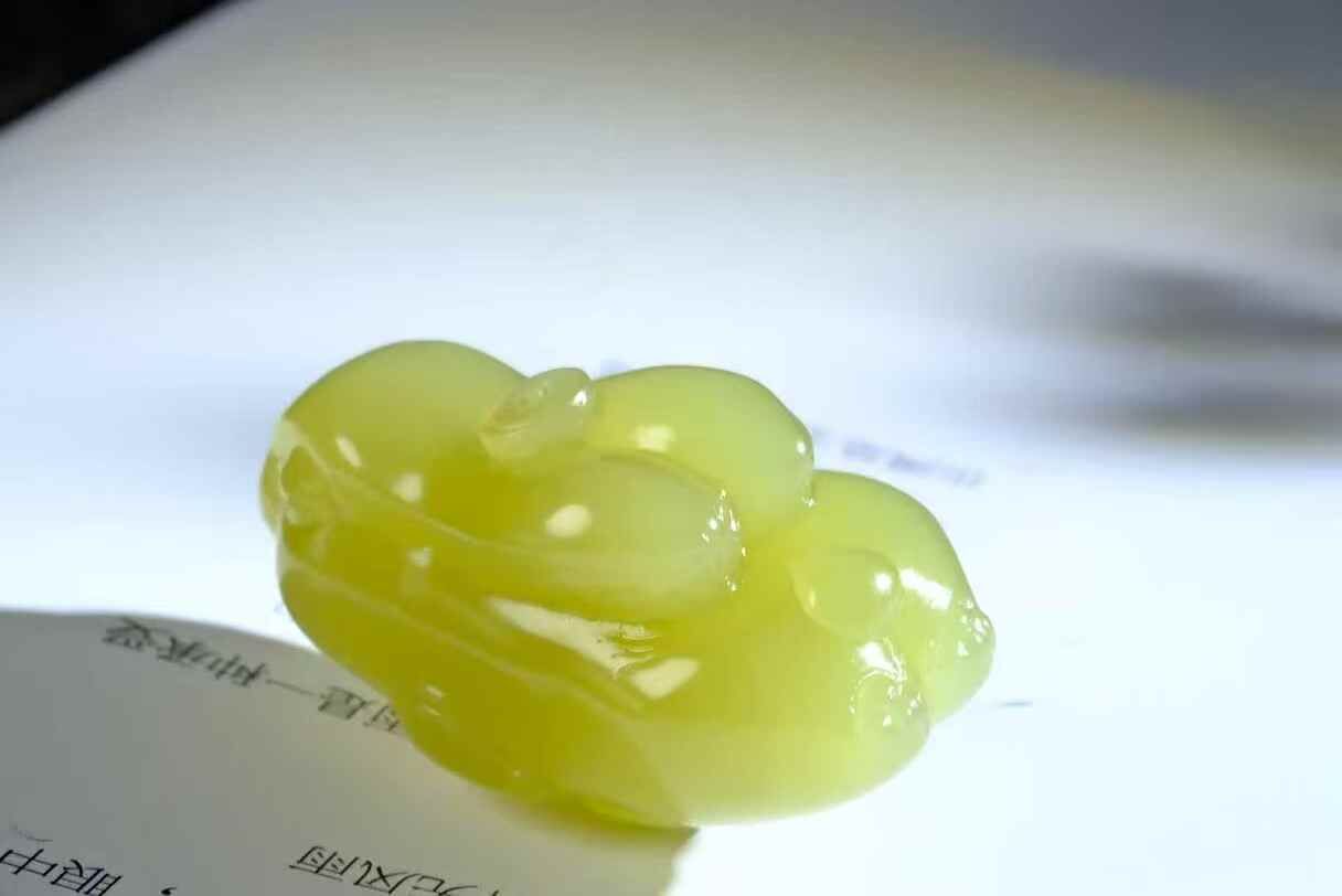 36727 和田玉雞油黃飛天兔