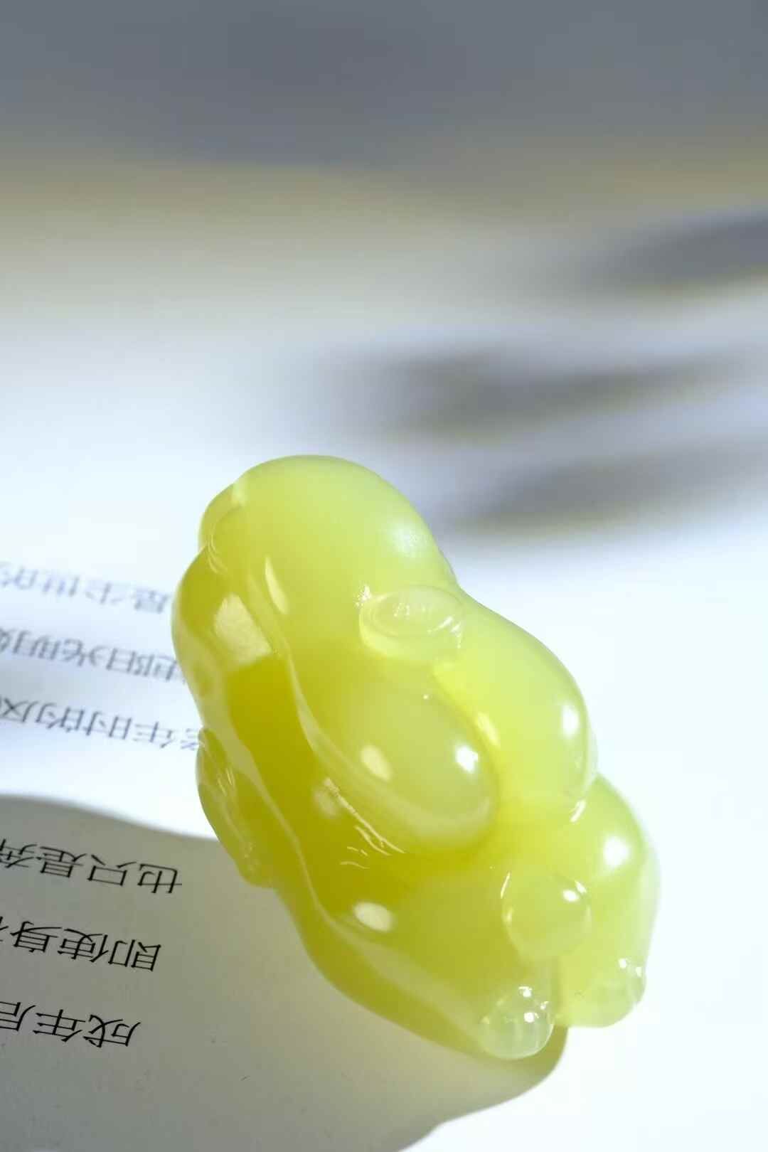 和田玉雞油黃飛天兔,天然和田玉軟玉