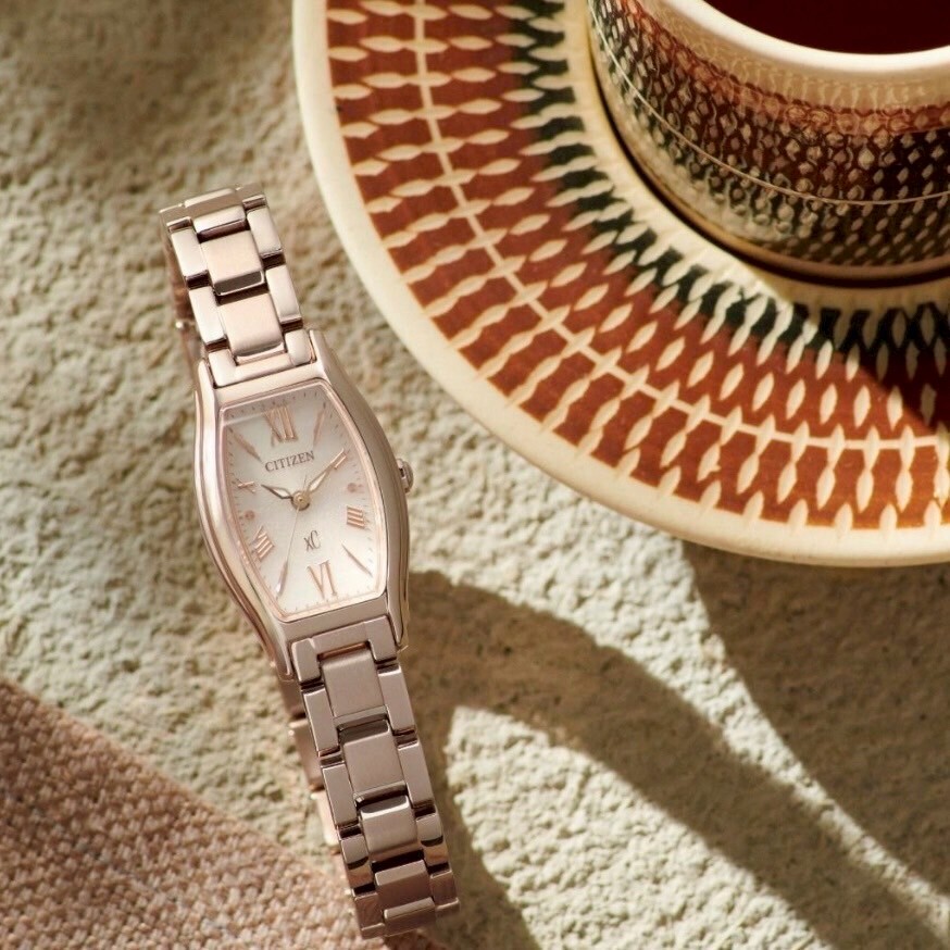 【CITIZEN 星辰】xc酒桶型通路限定 EW5546-56X 19.5X32.1mm 現代鐘錶