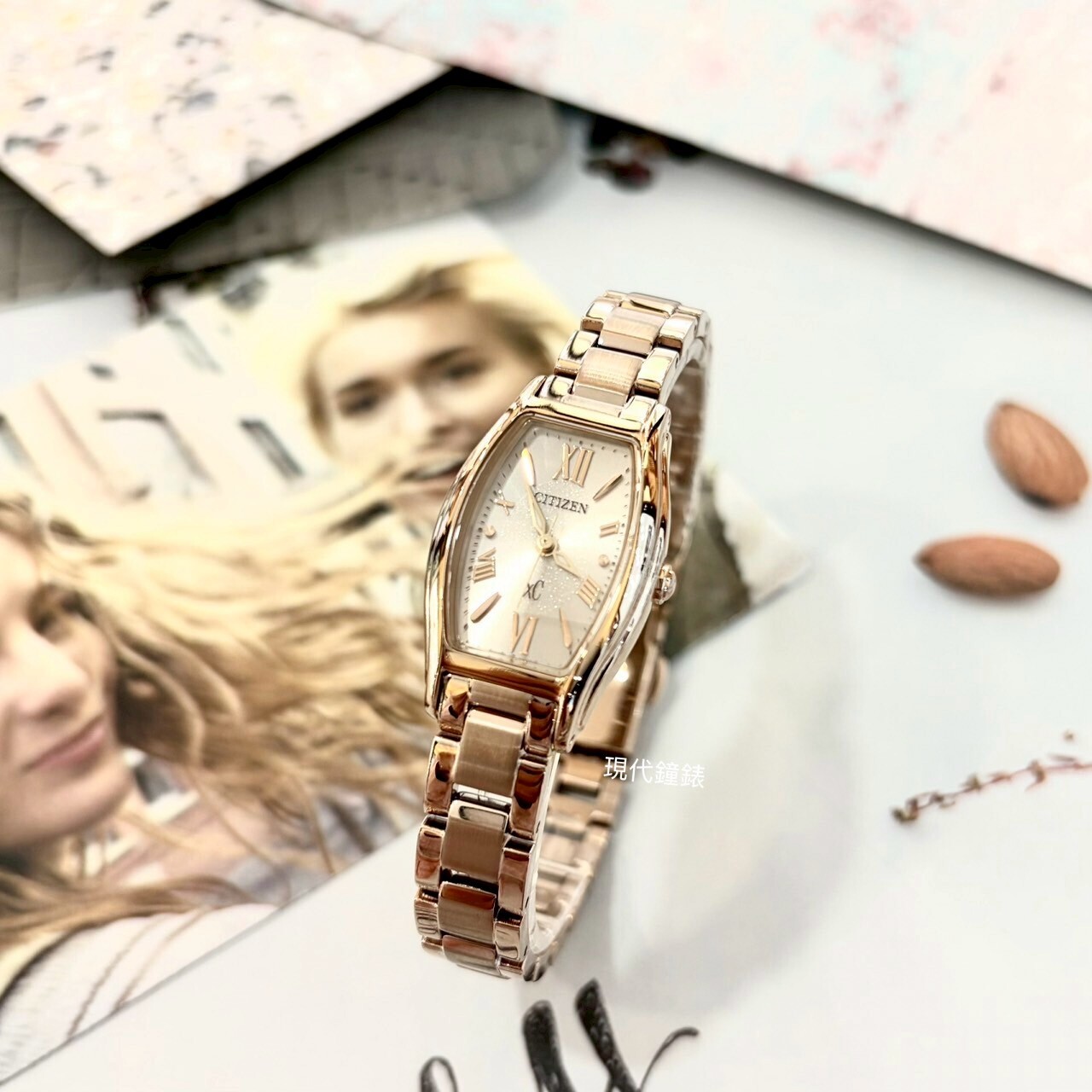 【CITIZEN 星辰】xc酒桶型通路限定 EW5546-56X 19.5X32.1mm 現代鐘錶