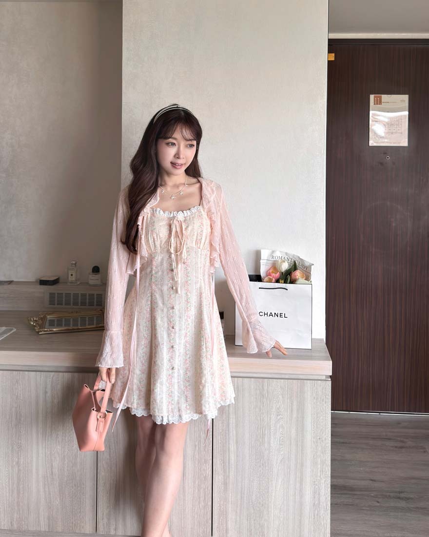 LINA LINA溫柔優美刺繡花朵荷葉滾邊綁結罩衫-柔美粉