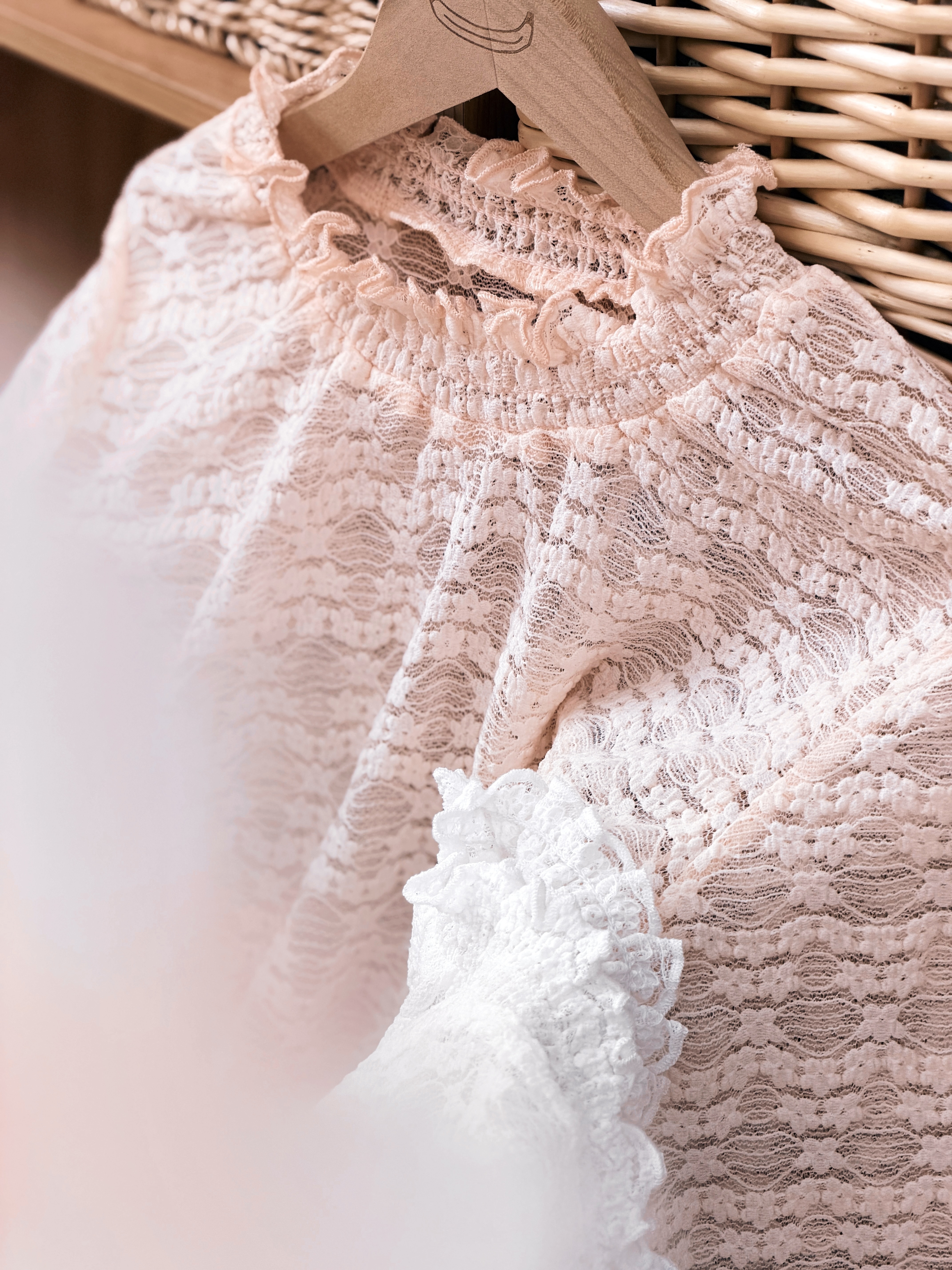 兩色 / 輕透三角櫻花薄長袖上衣 / Ethereal Sakura Lace Top