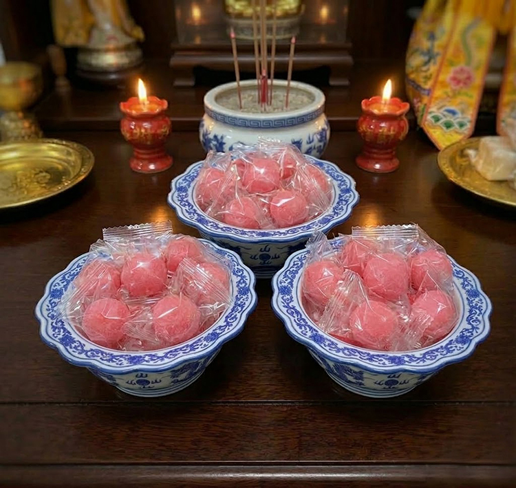 三個碗拜拜湯圓軟糖,供桌,香爐,拜拜糖果