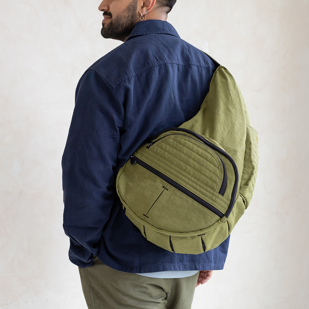 基本款 TEXTURED NYLON BIG BAG 斜背包-竹林綠
