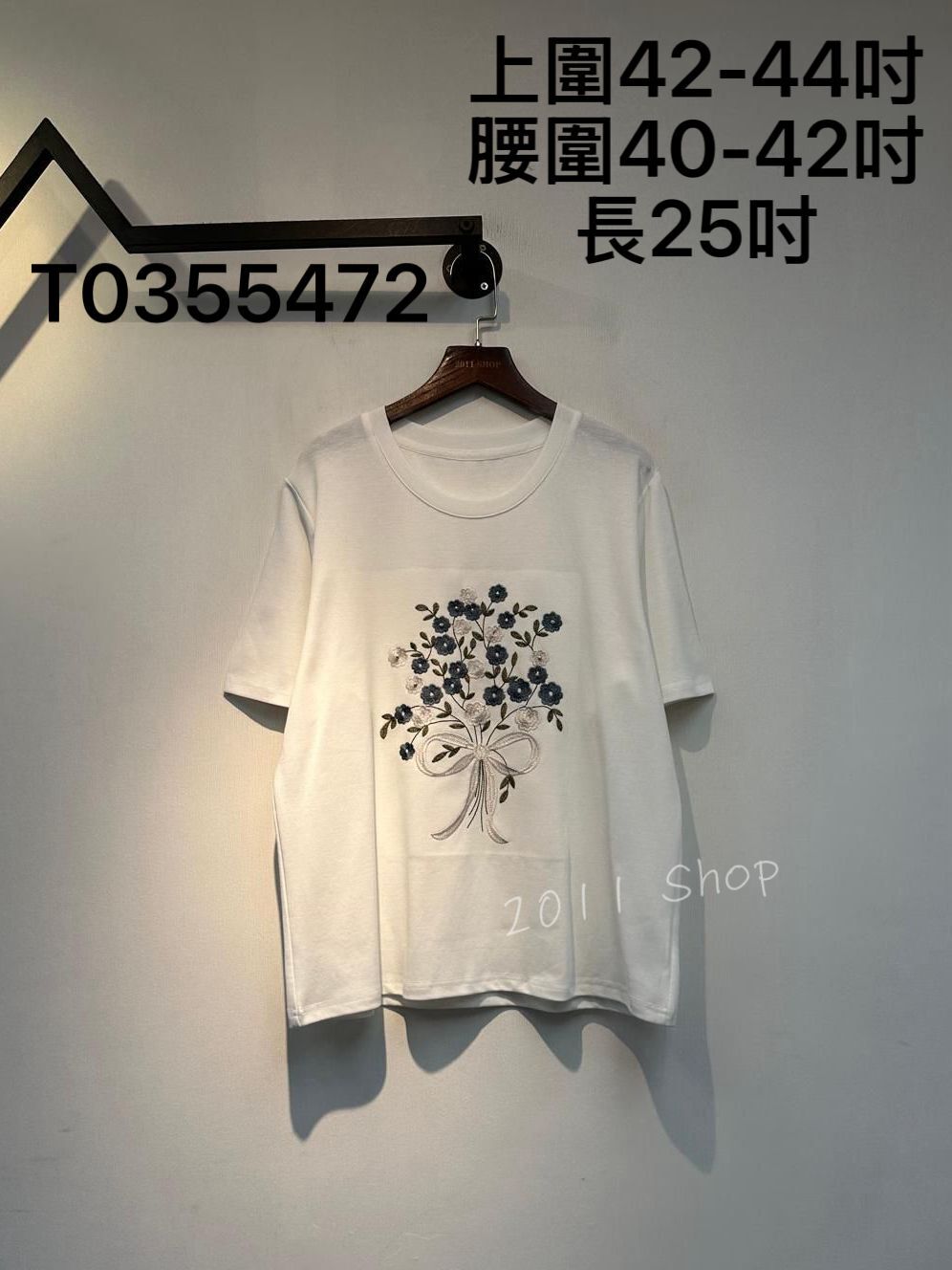 花束蝴蝶結刺繡T恤 上圍42-44吋 腰圍40-42吋 長25吋 T0355472