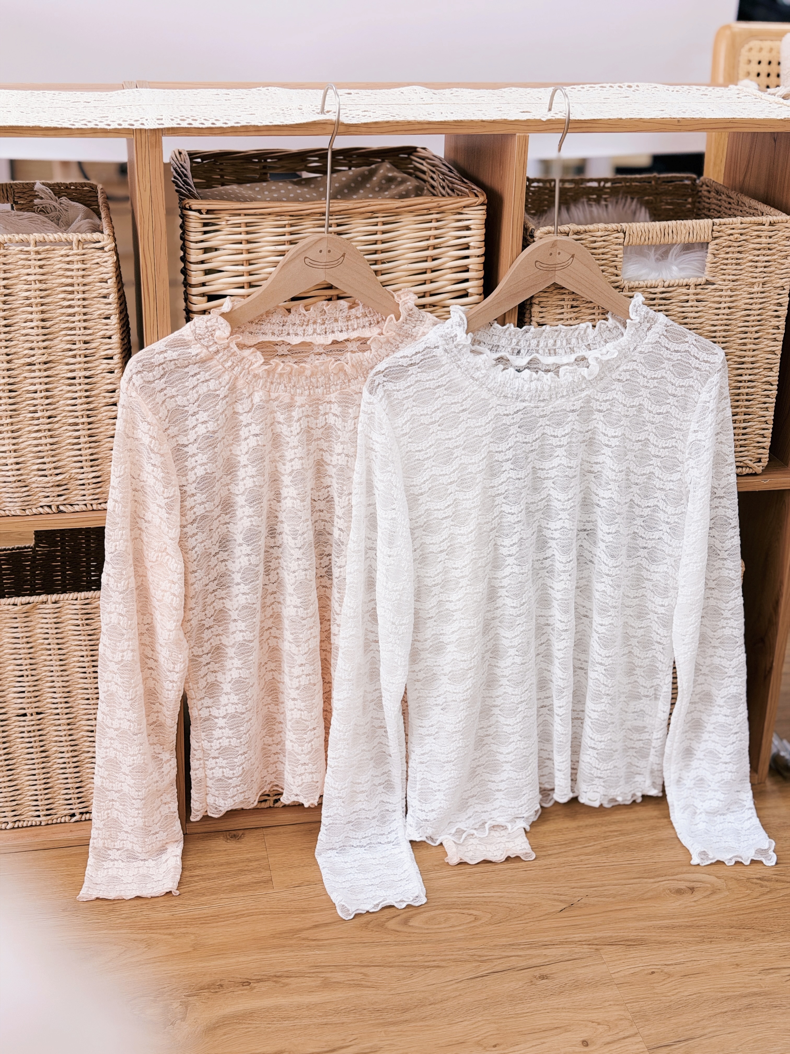 兩色 / 輕透三角櫻花薄長袖上衣 / Ethereal Sakura Lace Top