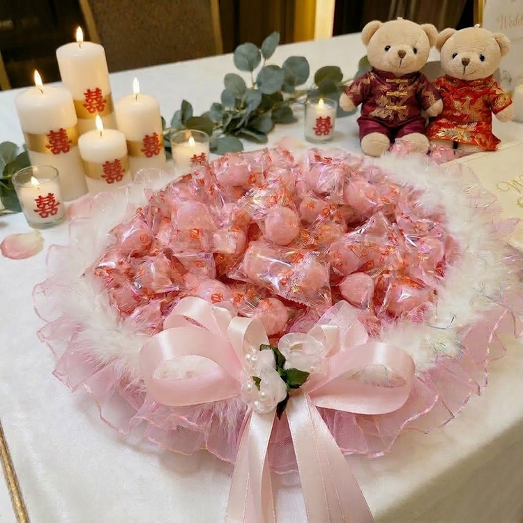湯圓軟糖紅圓軟糖一盤在婚宴收禮桌,婚禮迎賓糖