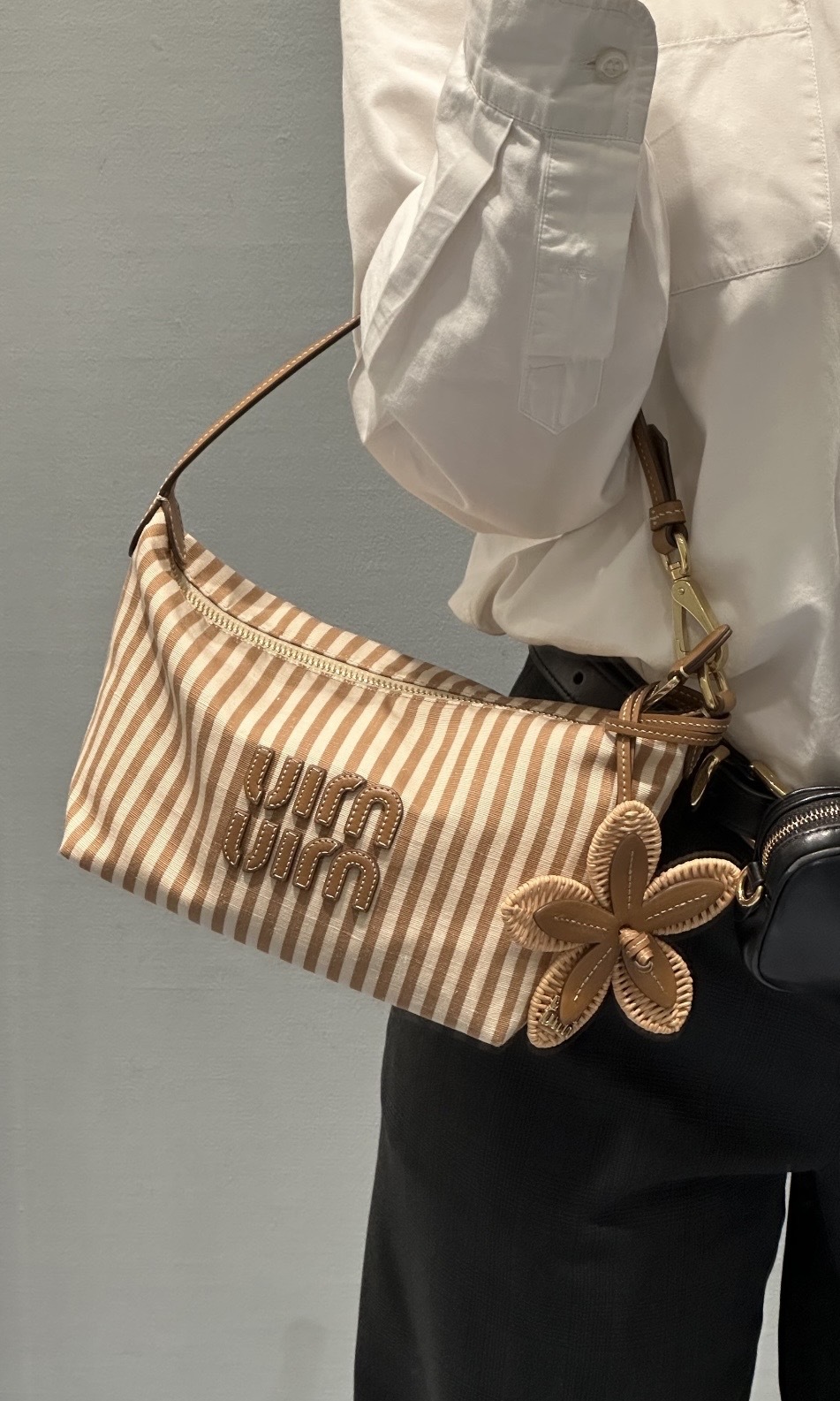 MiuMiu飾有標誌的緹花面料化妝袋 黃褐色 / 焦糖色