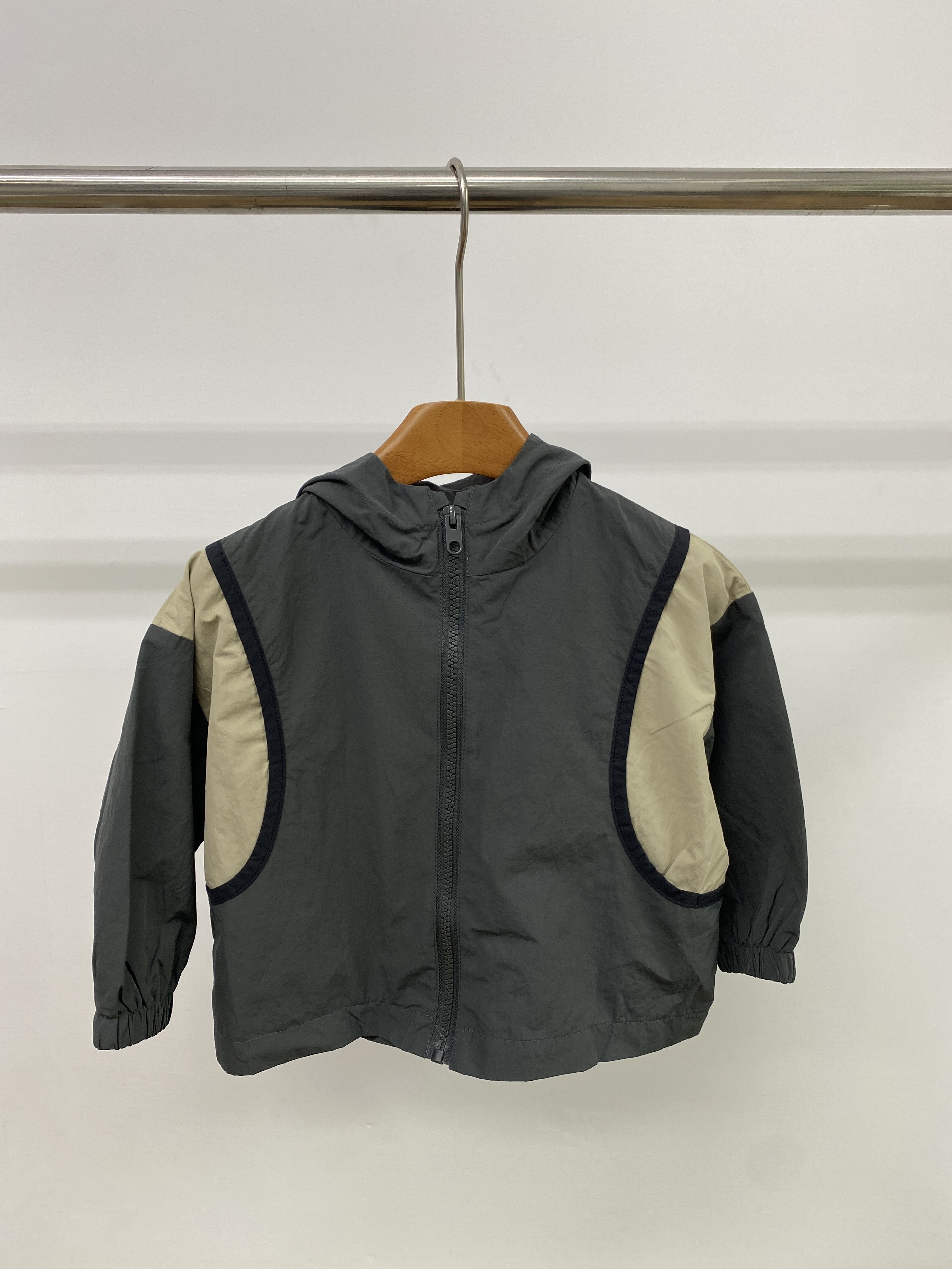 A04505拼色連帽風衣外套