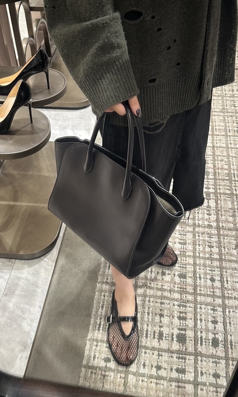 The Row Marlo 12馬鞍皮手提袋 黑色亮面