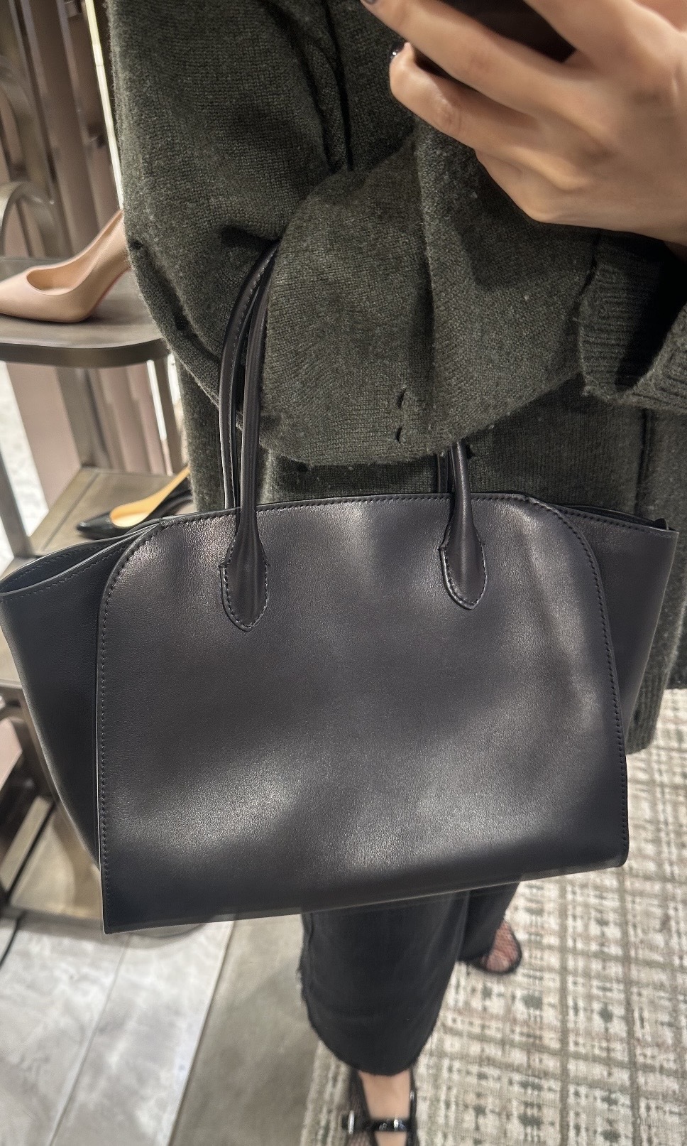 The Row Marlo 12馬鞍皮手提袋 黑色亮面