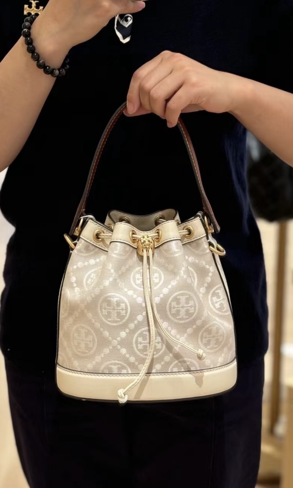 Tory Burch T Monogram迷你水桶包 杏仁白色