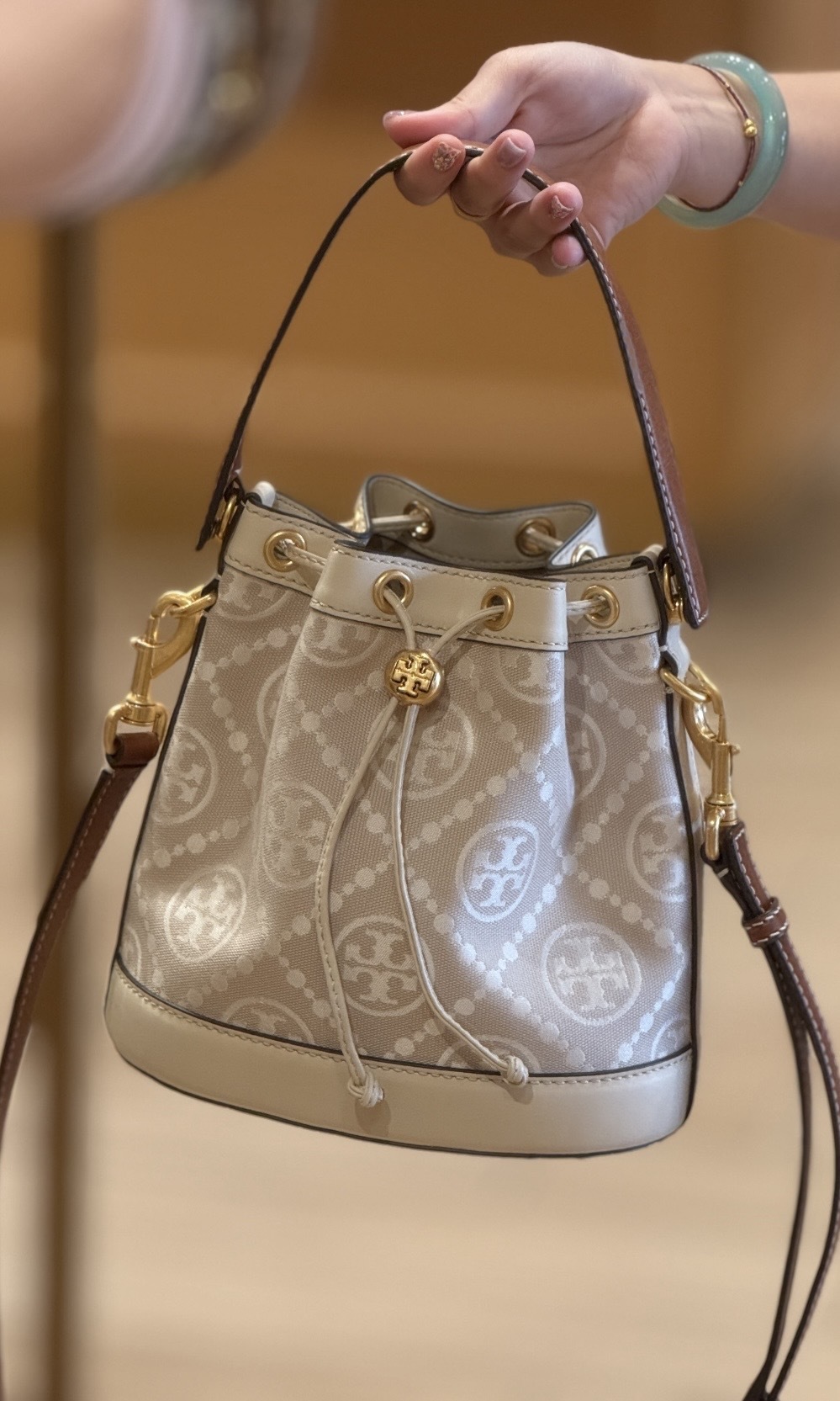 Tory Burch T Monogram迷你水桶包 杏仁白色