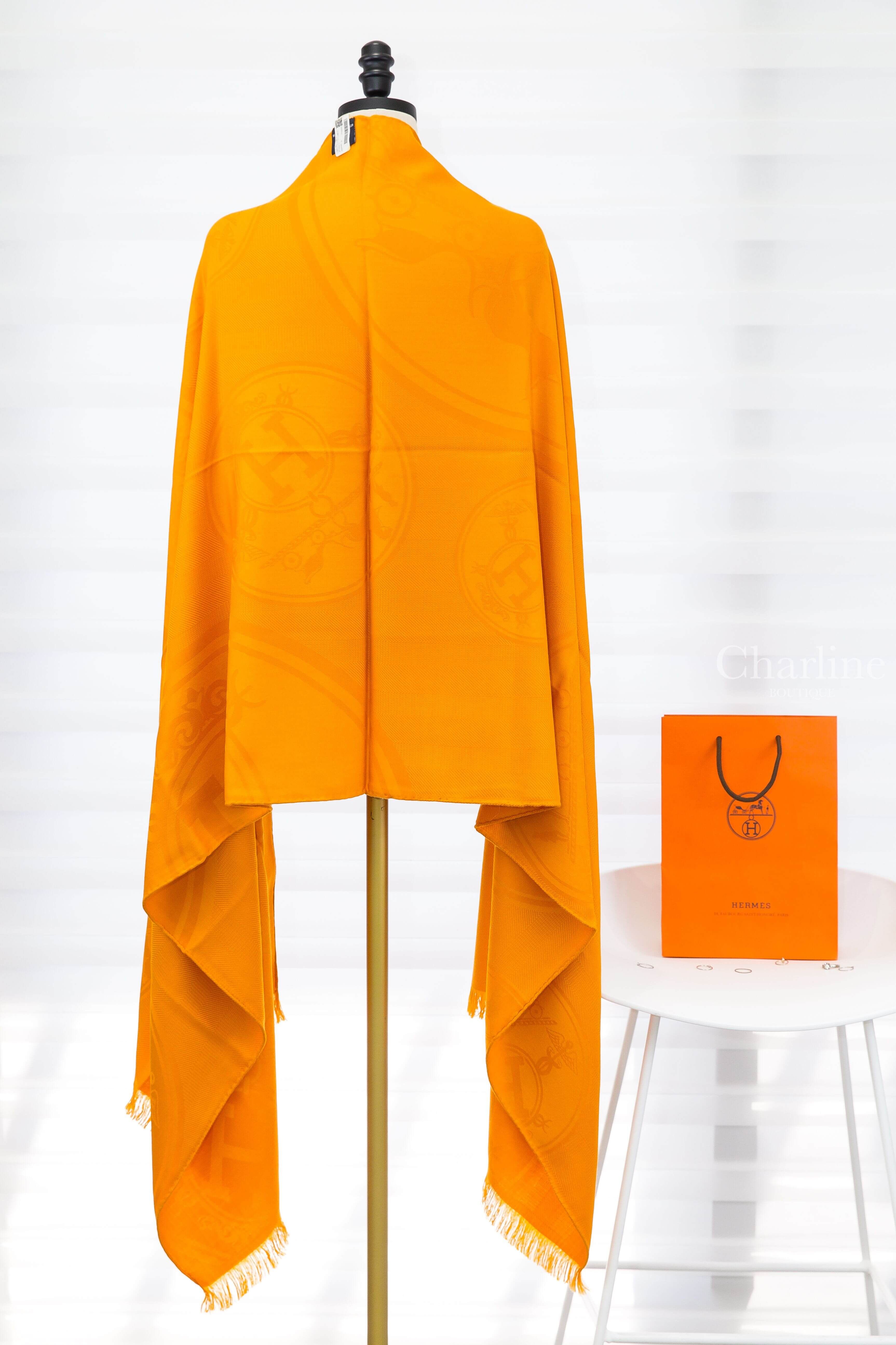 Hermès New Libris Stole 金盞花色家徽圖樣喀什米爾混真絲流蘇圍巾-Charline Boutique 精品代購