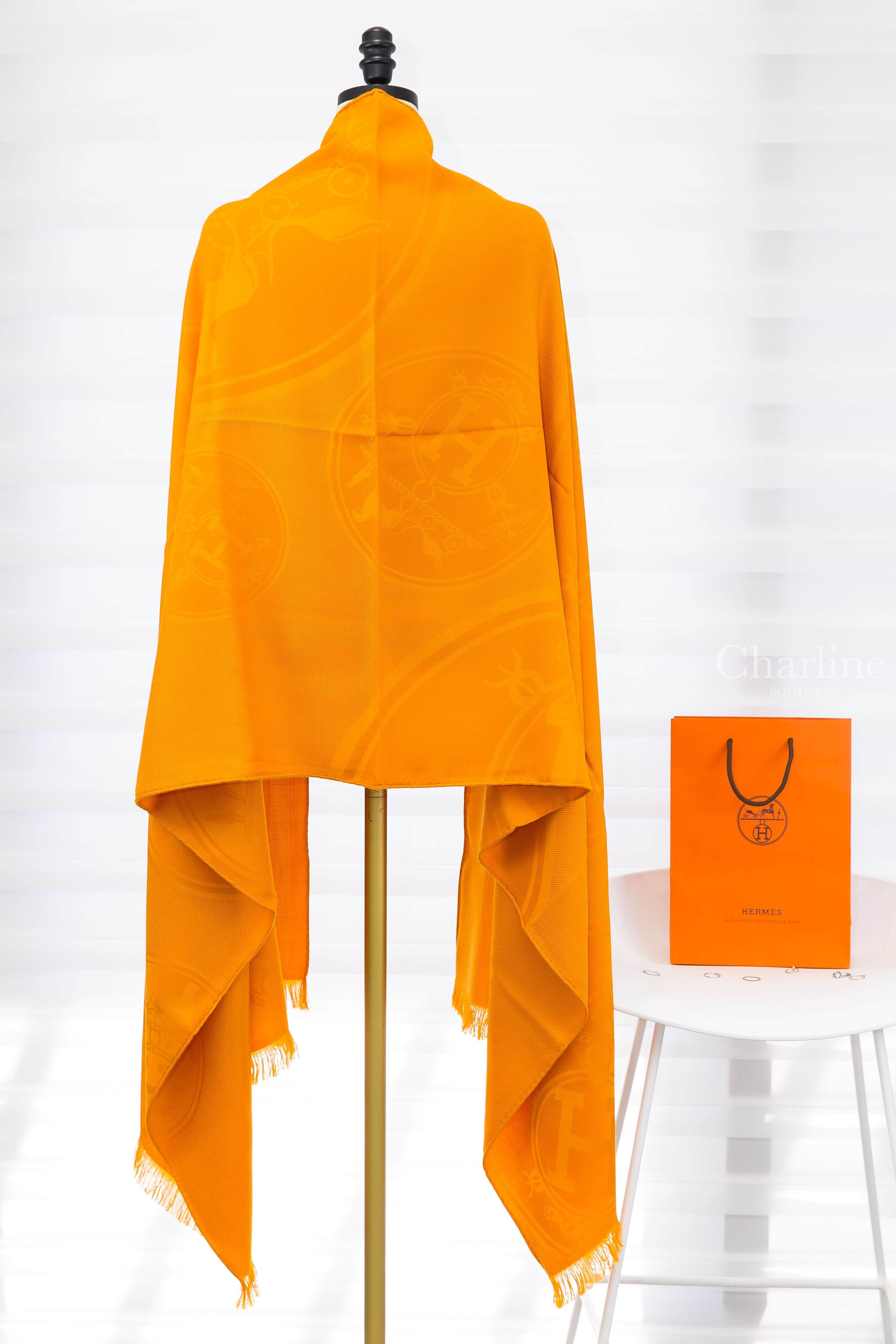 Hermès New Libris Stole 金盞花色家徽圖樣喀什米爾混真絲流蘇圍巾-Charline Boutique 精品代購