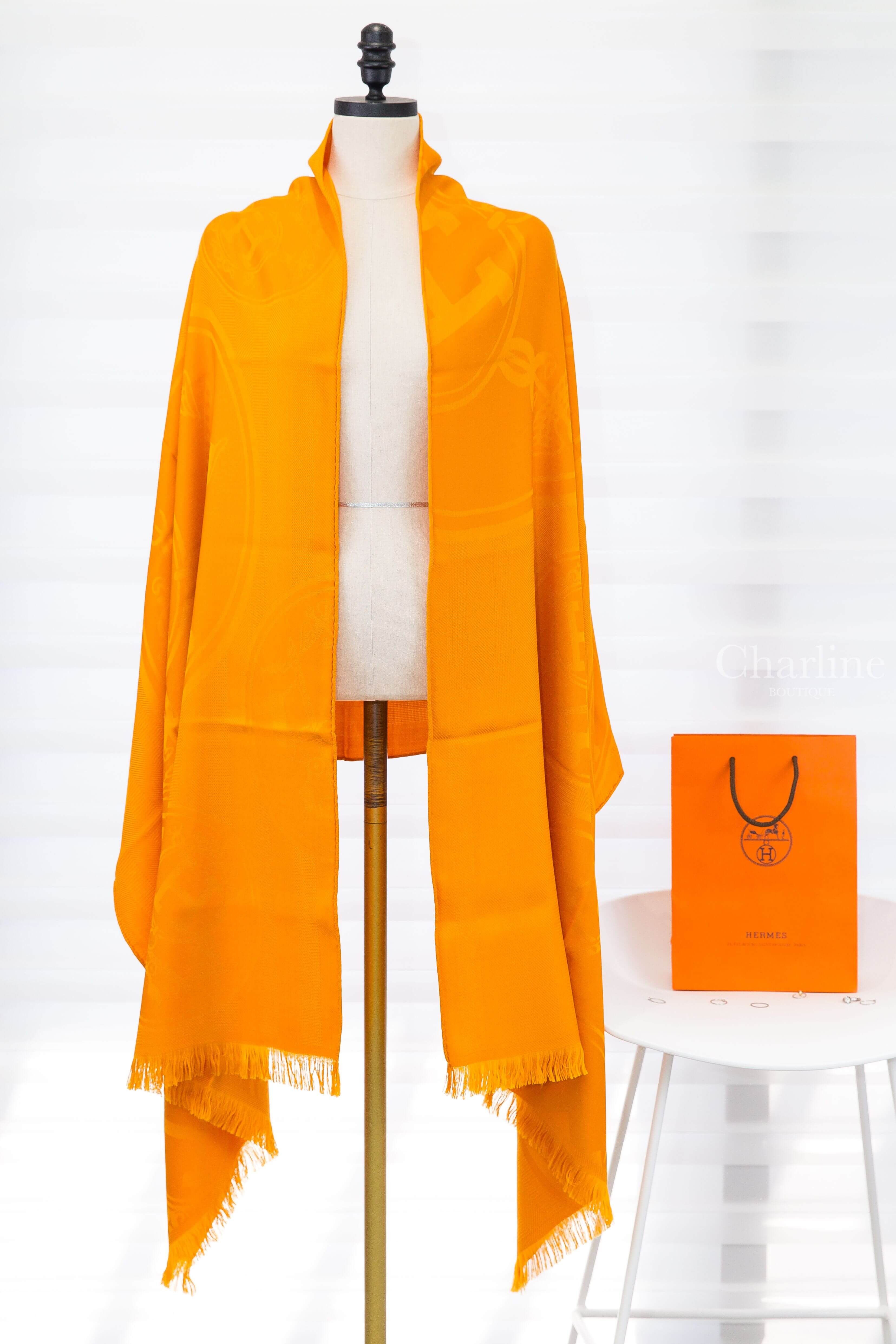 Hermès New Libris Stole 金盞花色家徽圖樣喀什米爾混真絲流蘇圍巾-Charline Boutique 精品代購