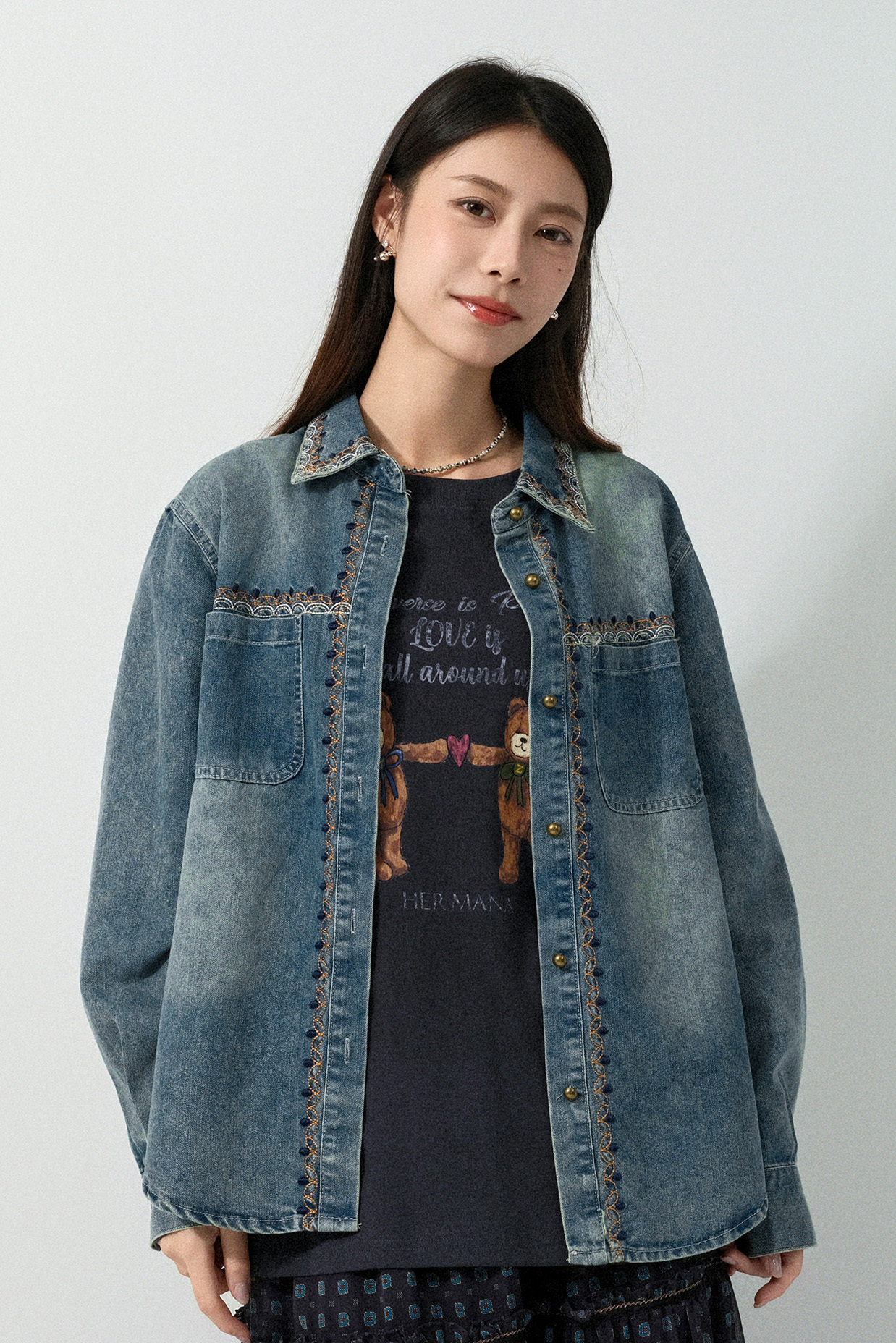 民族繡花洗水牛仔恤衫 (預購款式）