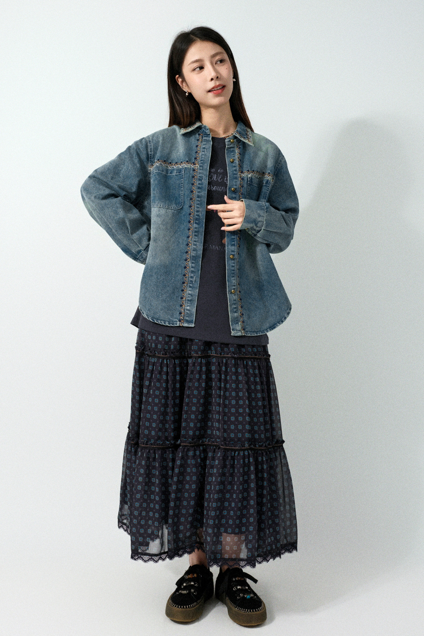 民族繡花洗水牛仔恤衫 (預購款式）